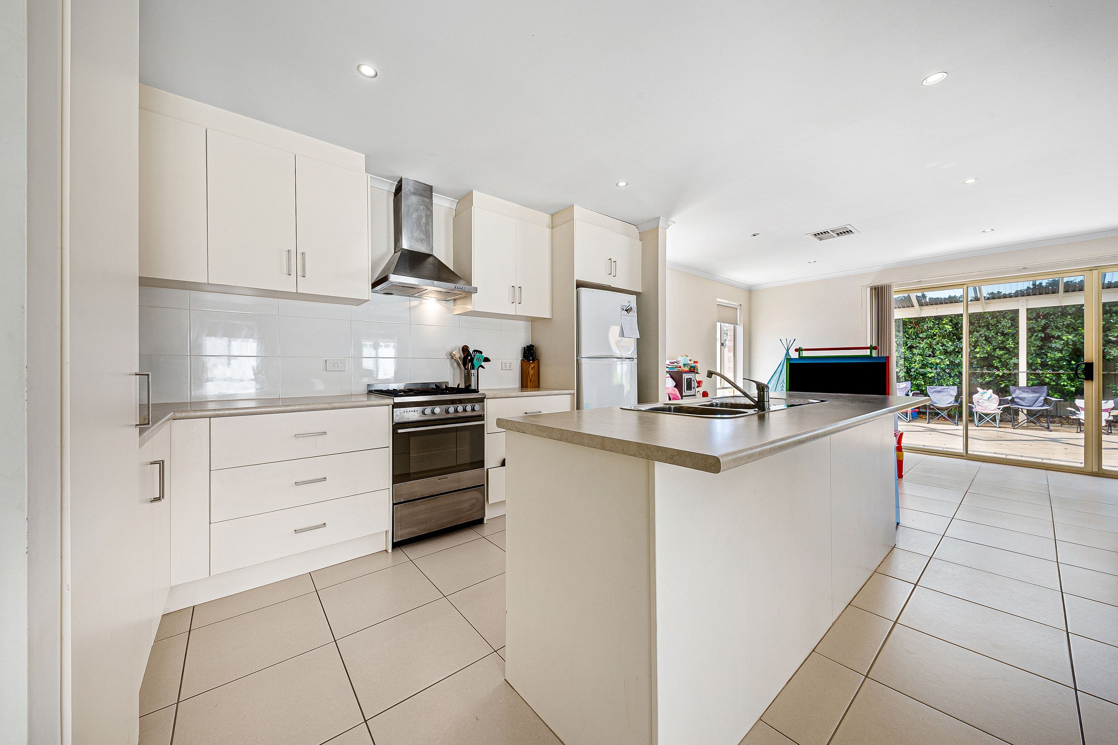 17 Duncan Crescent, Highbury SA 5089, Highbury - Thumbnail 2