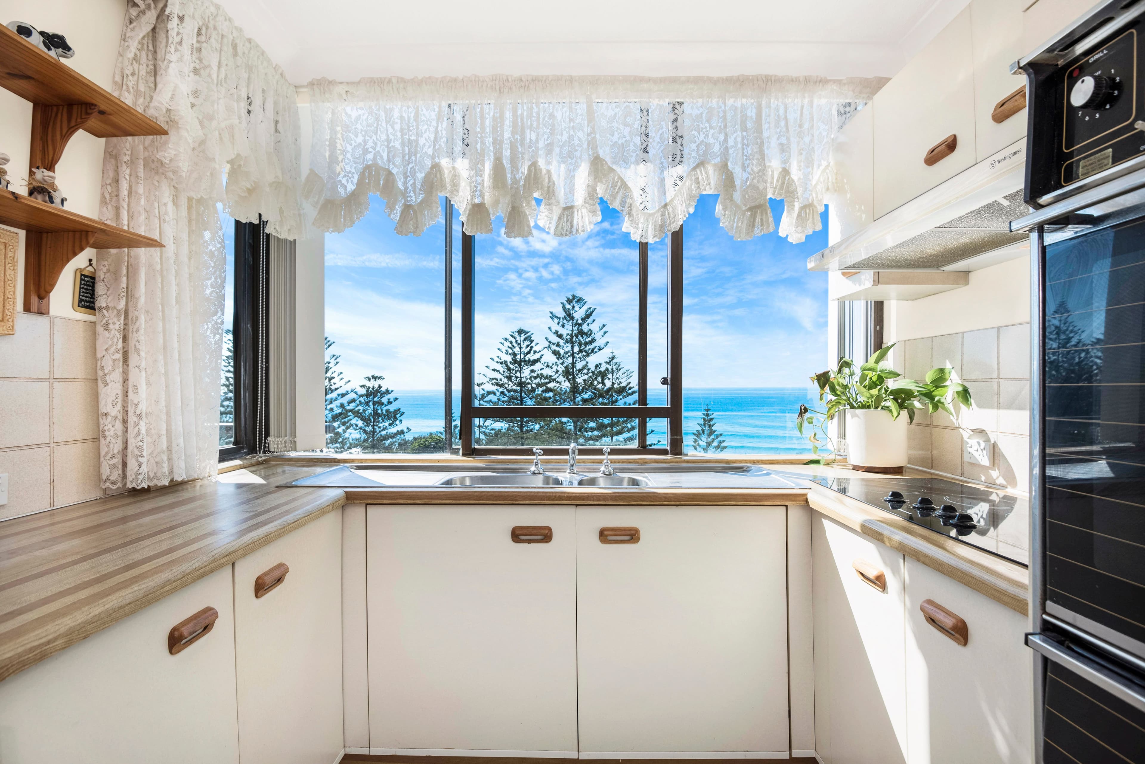 114 The Esplanade, Burleigh Heads QLD 4220, Burleigh Heads - Thumbnail 4