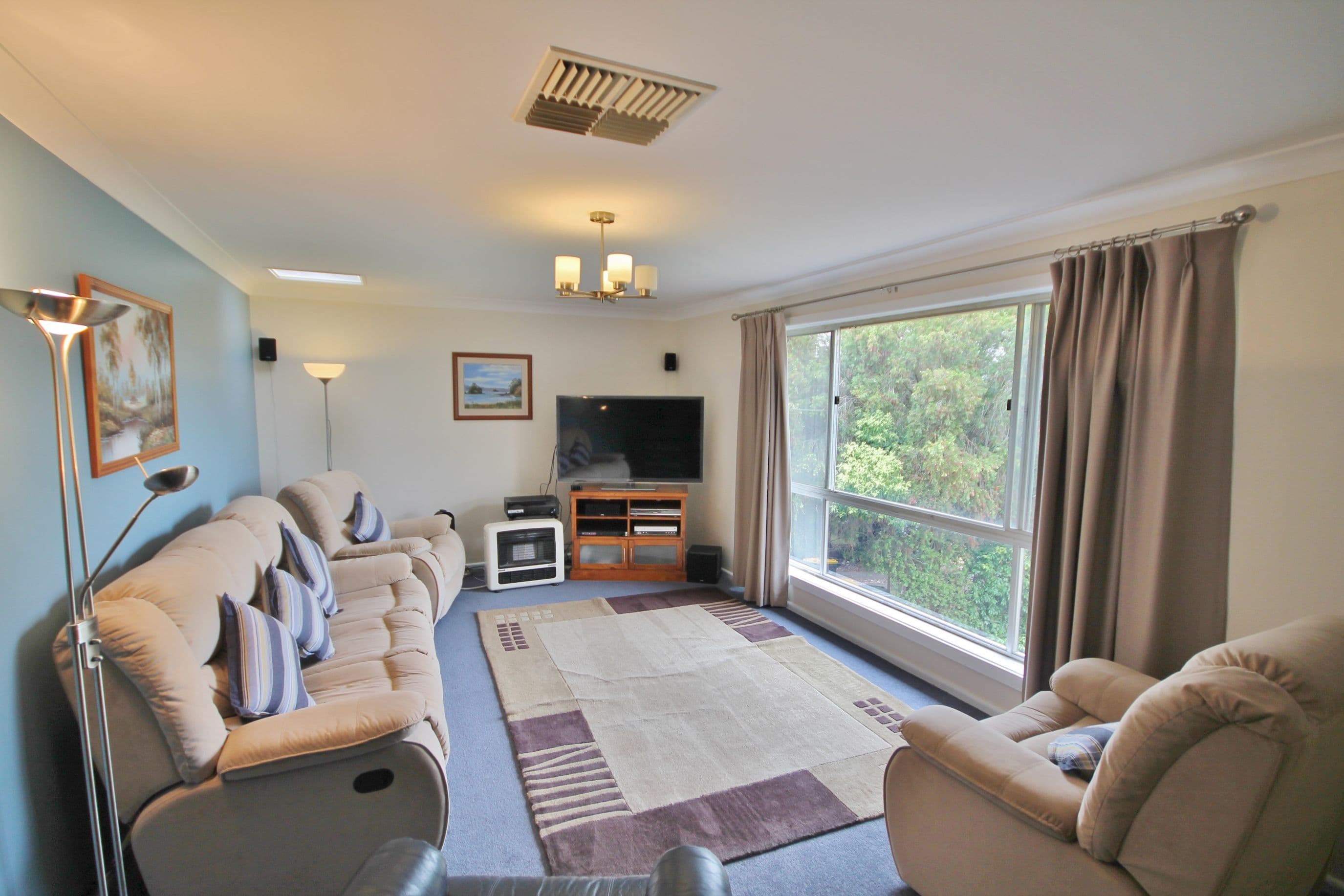 11 Keevil Drive, Young - Thumbnail 3