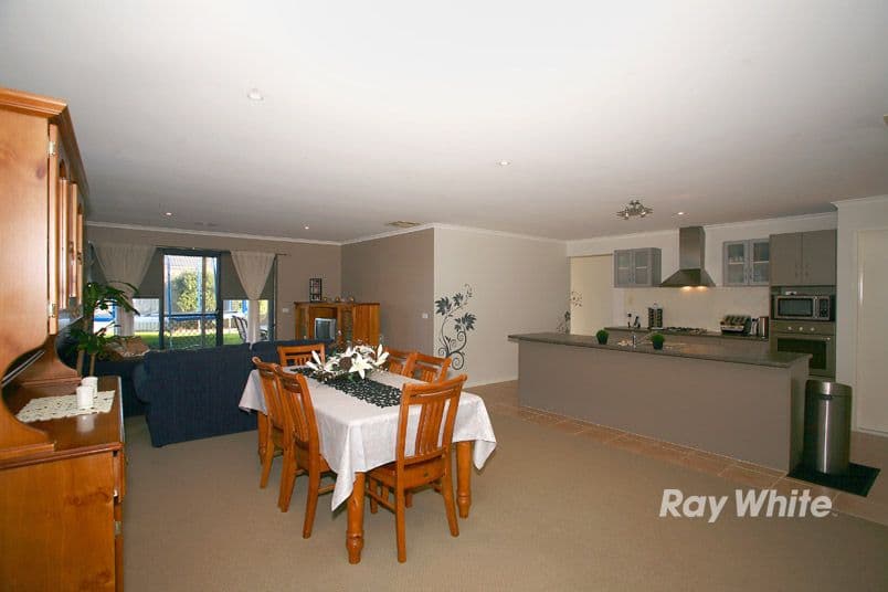 43 Bradford Drive, CRANBOURNE EAST VIC 3977, Cranbourne East - Thumbnail 2