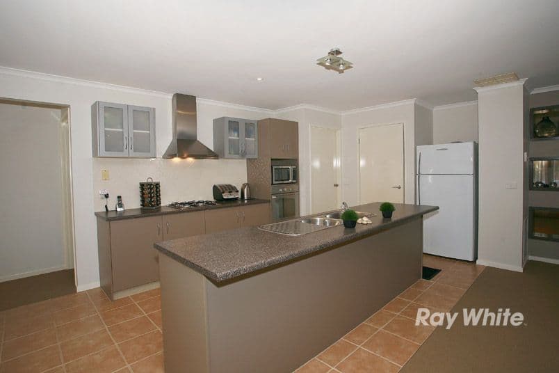 43 Bradford Drive, CRANBOURNE EAST VIC 3977, Cranbourne East - Thumbnail 4