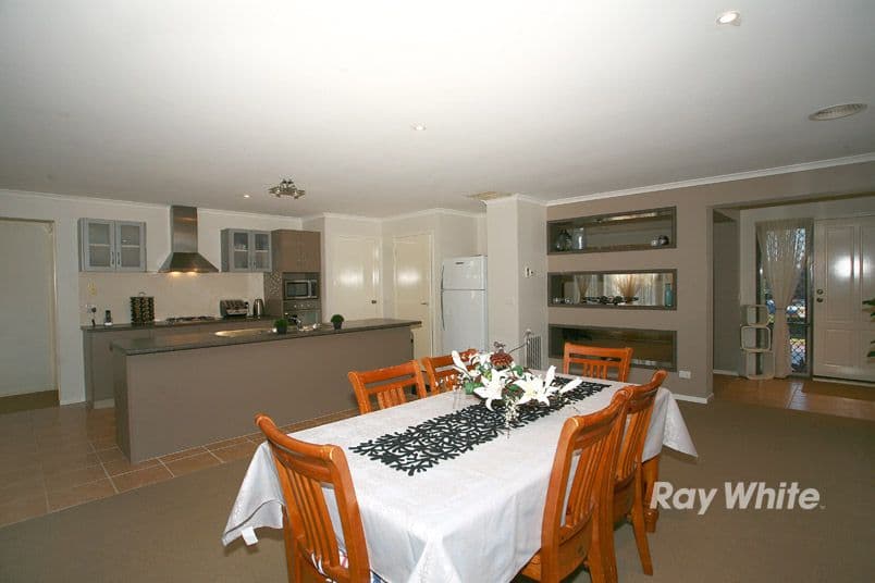 43 Bradford Drive, CRANBOURNE EAST VIC 3977, Cranbourne East - Thumbnail 8