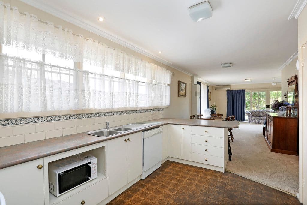 133 Bellevue Avenue, Highton VIC 3216, Highton - Thumbnail 3