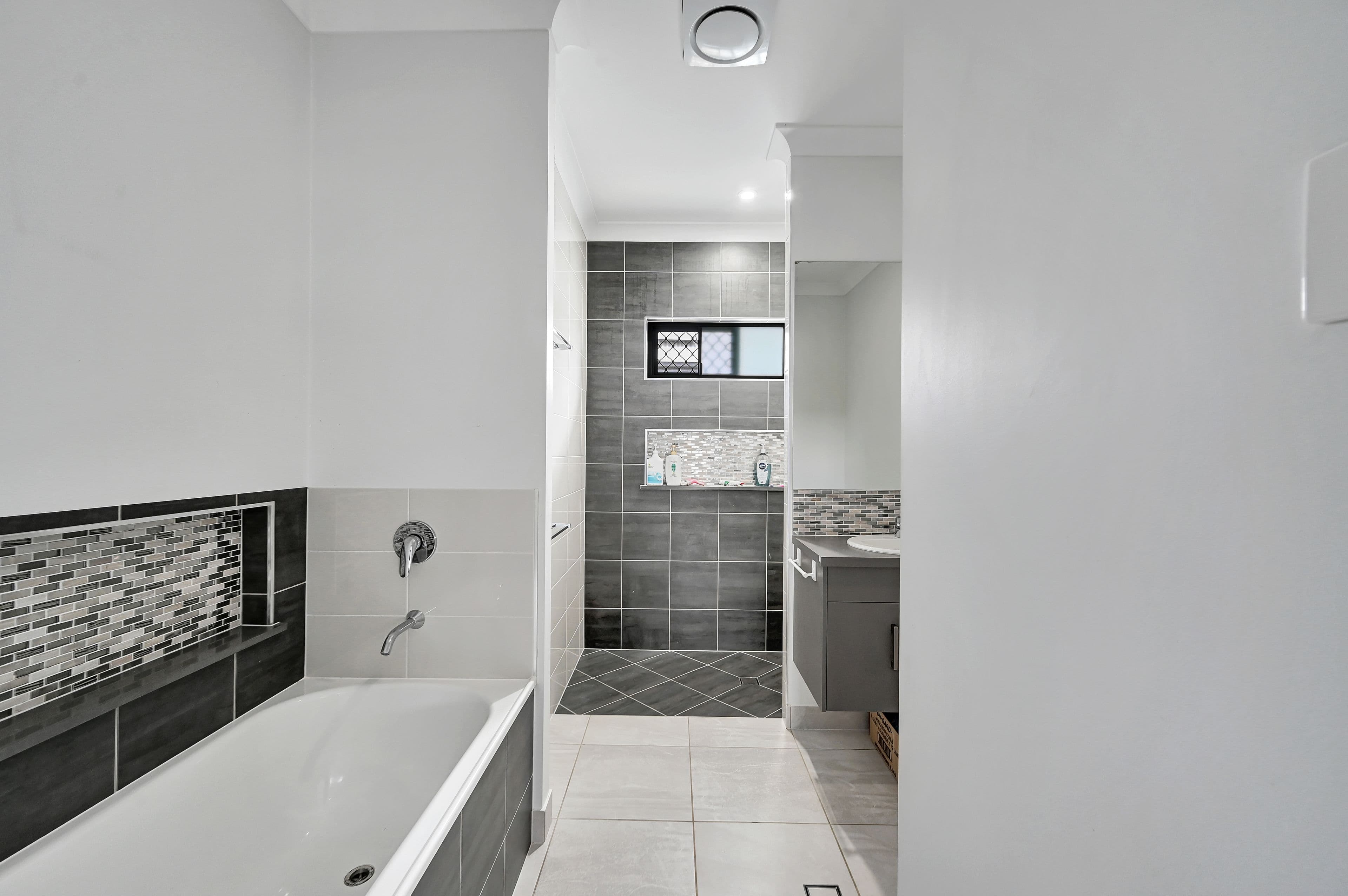 8 Eloise Street, Mount Low QLD 4818, Mount Low - Thumbnail 4
