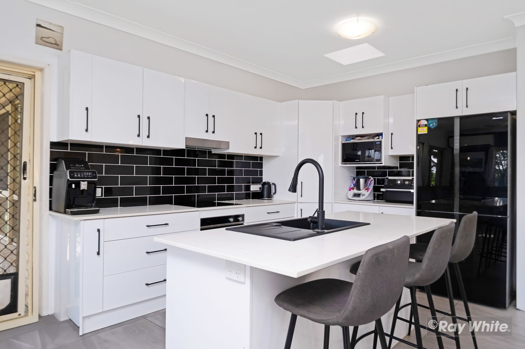 15 Vernon Street, Emu Park QLD 4710, Emu Park - Thumbnail 3