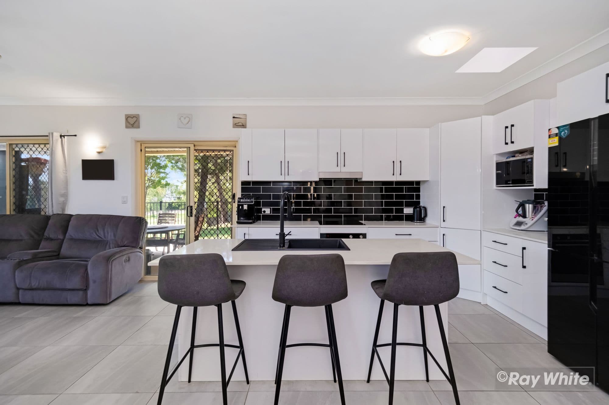 15 Vernon Street, Emu Park QLD 4710, Emu Park - Thumbnail 6