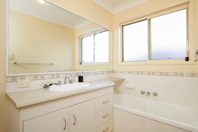 12 Freesia Court, ORMEAU QLD 4208, Ormeau - Thumbnail 4