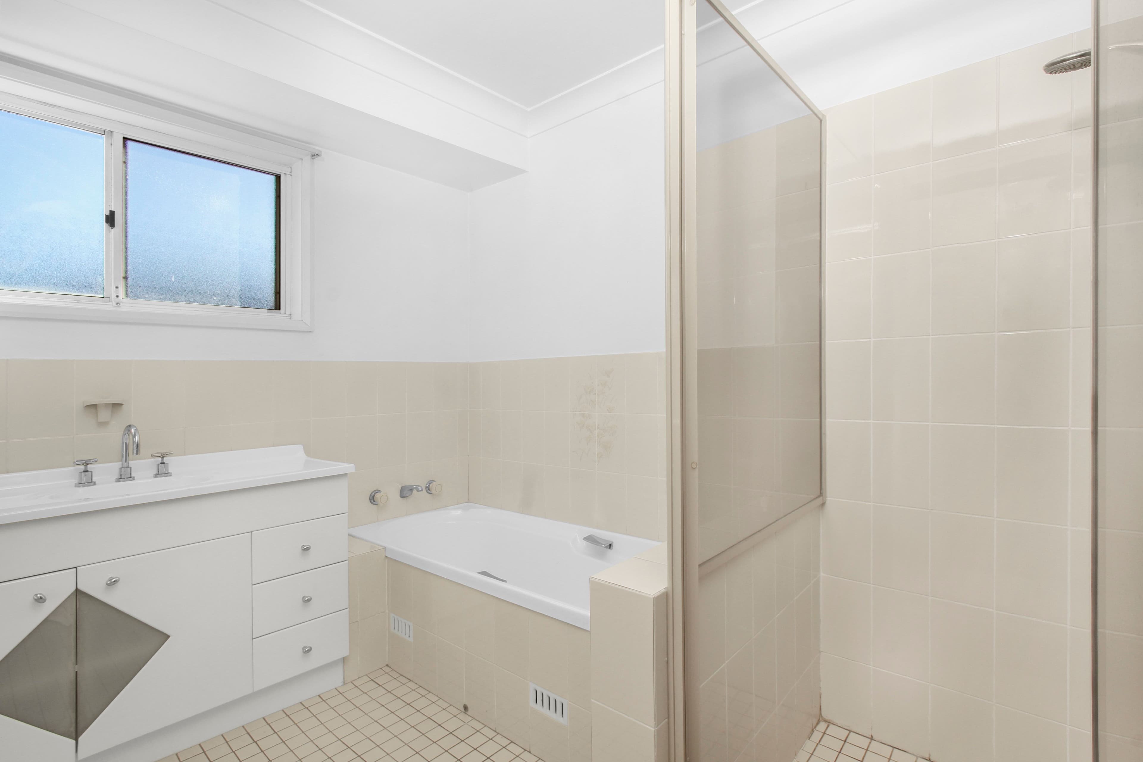 1 Loddon Close, Bossley Park NSW 2176, Bossley Park - Thumbnail 4