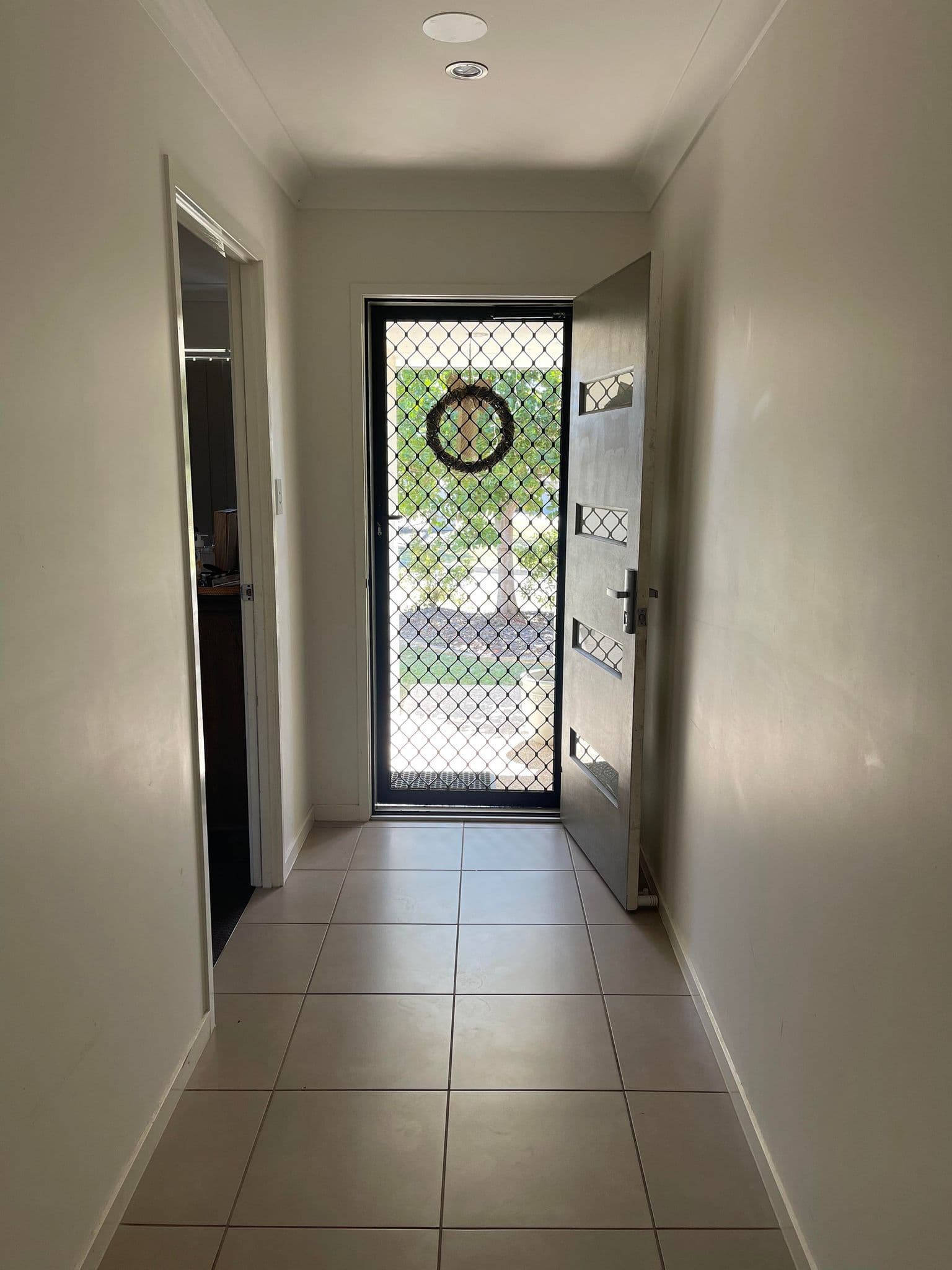 10 Lenthall Street, Boyne Island QLD 4680, Boyne Island - Thumbnail 3