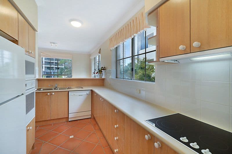 34 Woodroffe, MAIN BEACH QLD 4217, Main Beach - Thumbnail 3