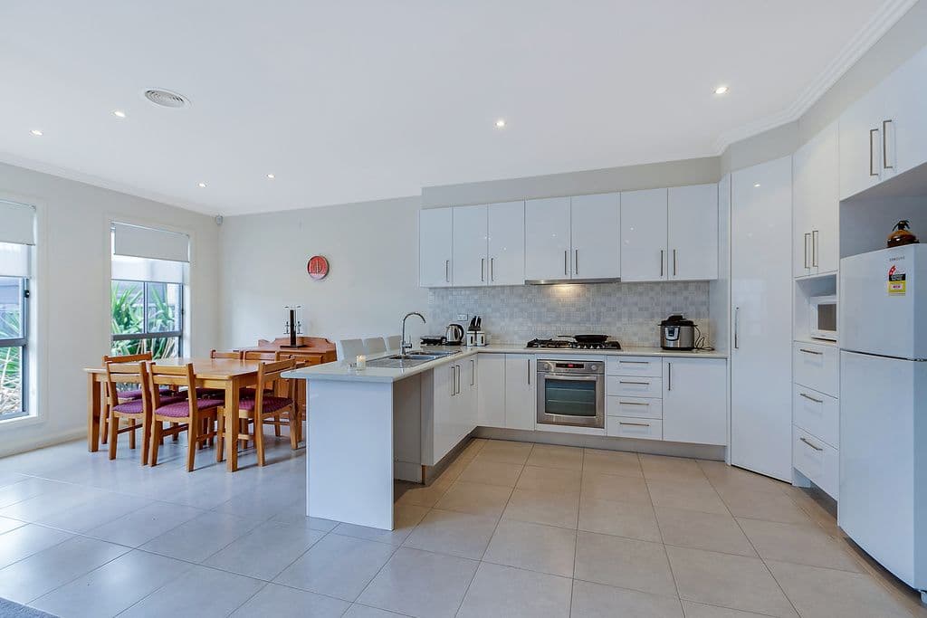 21 Knoll Walk, Epping VIC 3076, Epping - Thumbnail 2
