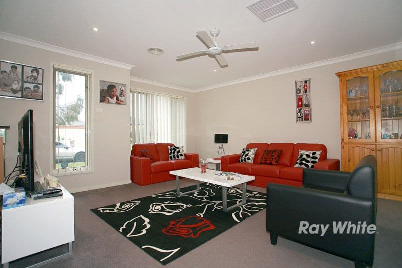 6 Maddock Drive, CRANBOURNE VIC 3977, Cranbourne East - Thumbnail 2