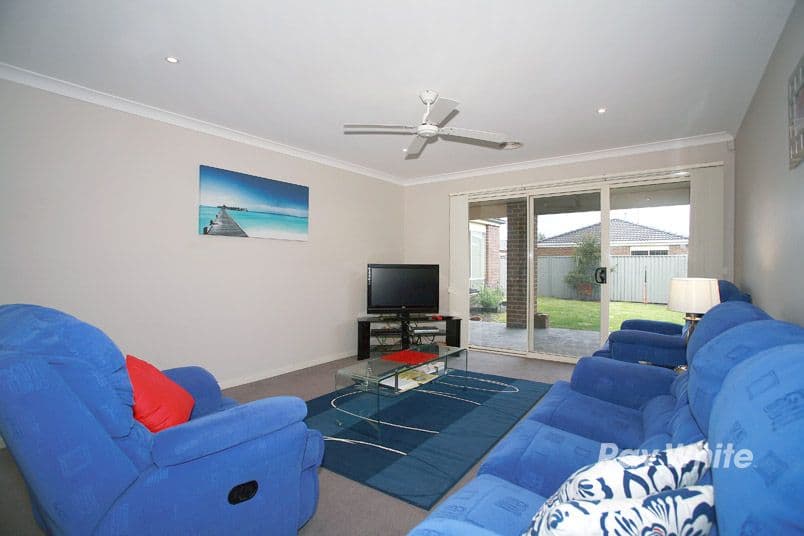 6 Maddock Drive, CRANBOURNE VIC 3977, Cranbourne East - Thumbnail 4