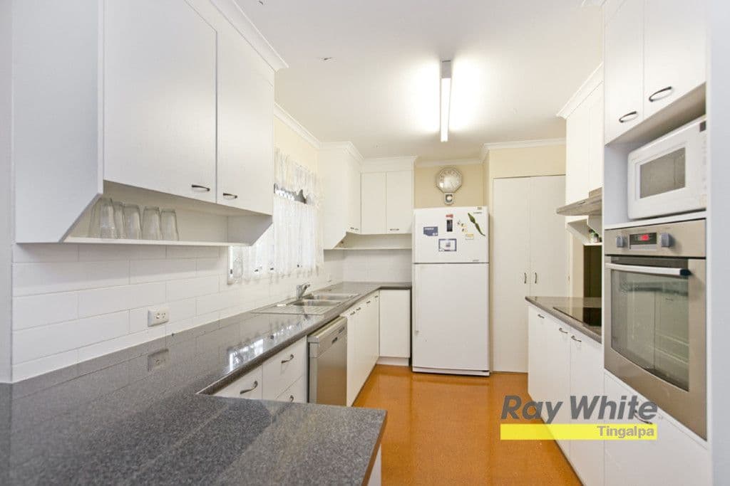10 Plaza Street, WYNNUM WEST QLD 4178, Wynnum West - Thumbnail 3