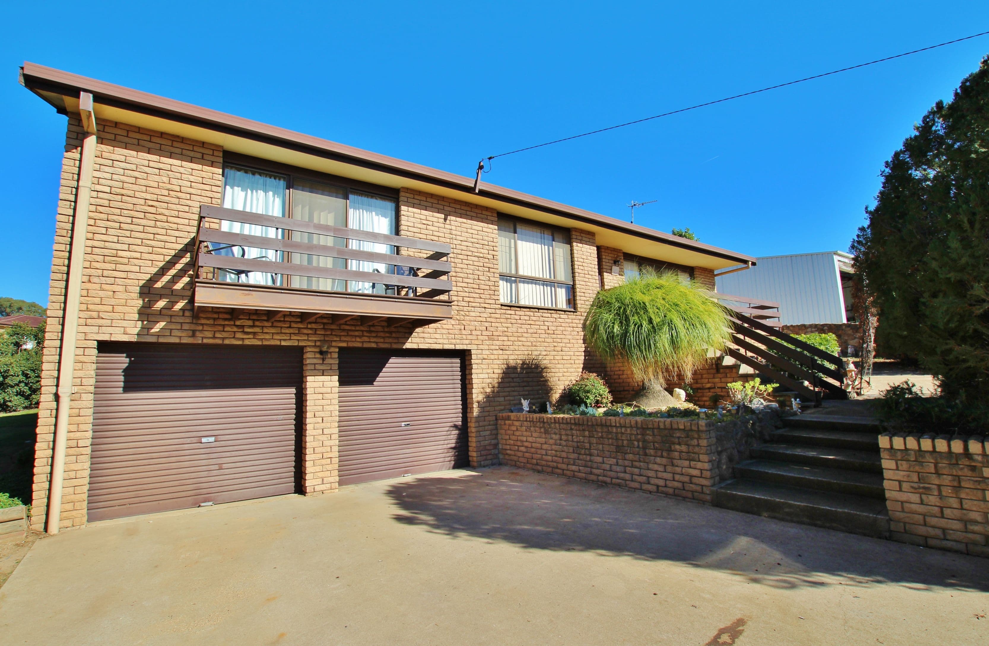 12 Charles Crescent, Young - Image 1