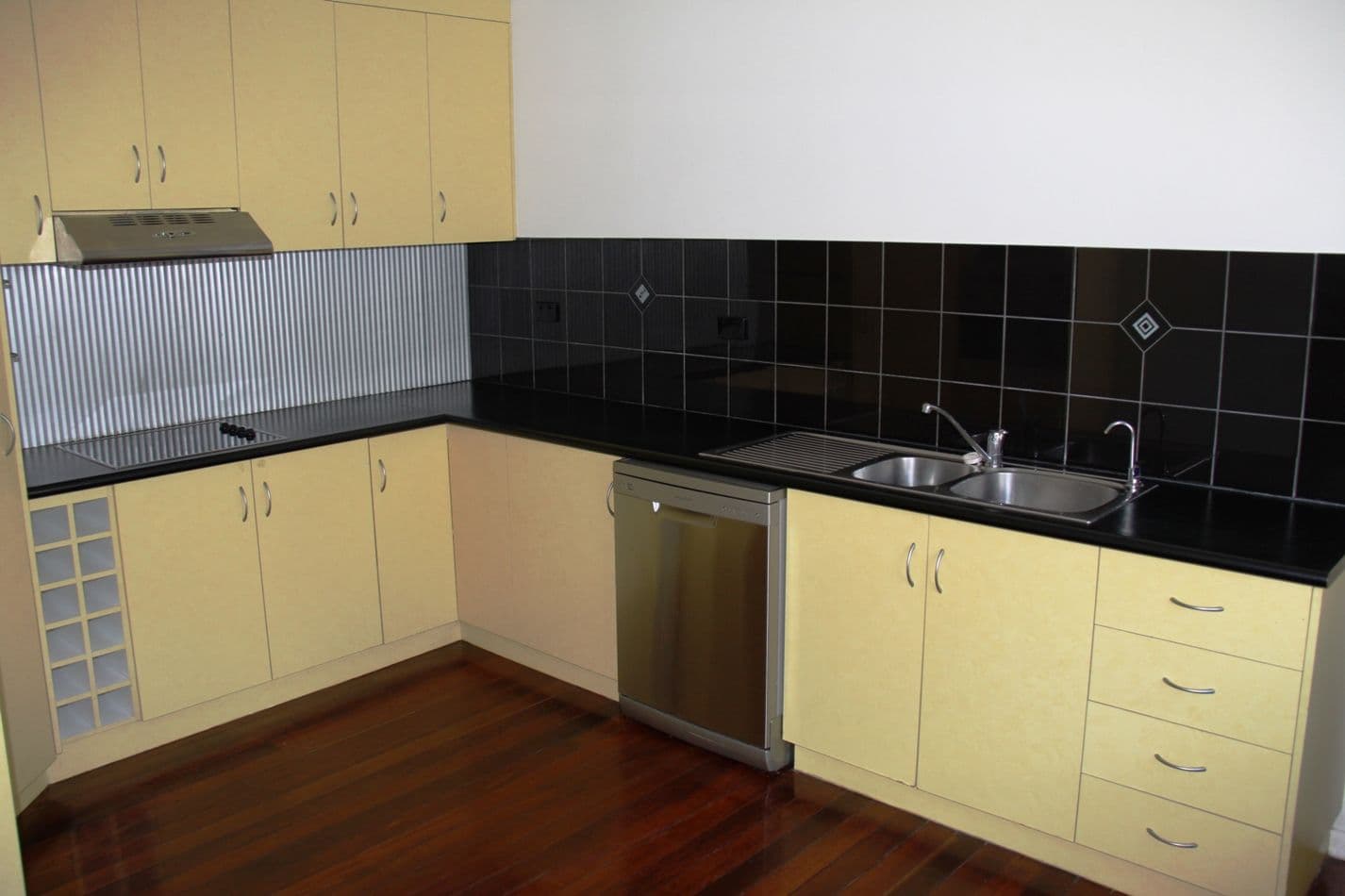 16 Beach Avenue, TANNUM SANDS QLD 4680, Tannum Sands - Thumbnail 4