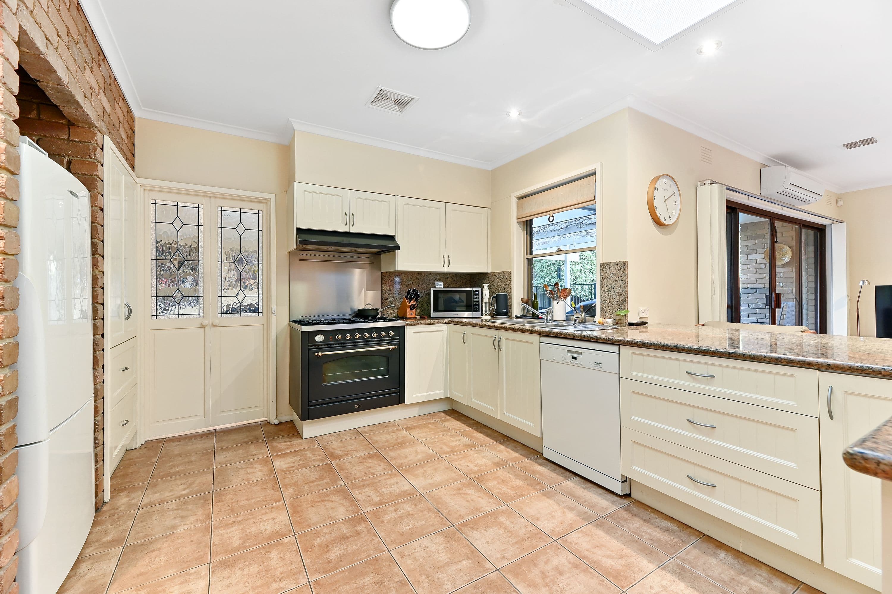 3 Calgary Court, Glen Waverley VIC 3150, Glen Waverley - Thumbnail 3