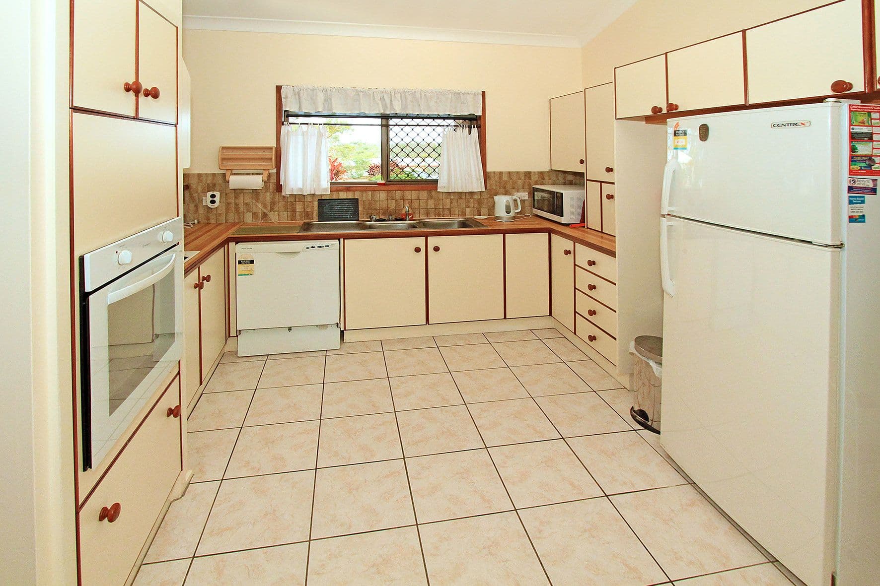 17 Yeppoon Crescent, Yeppoon QLD 4703, Yeppoon - Thumbnail 2