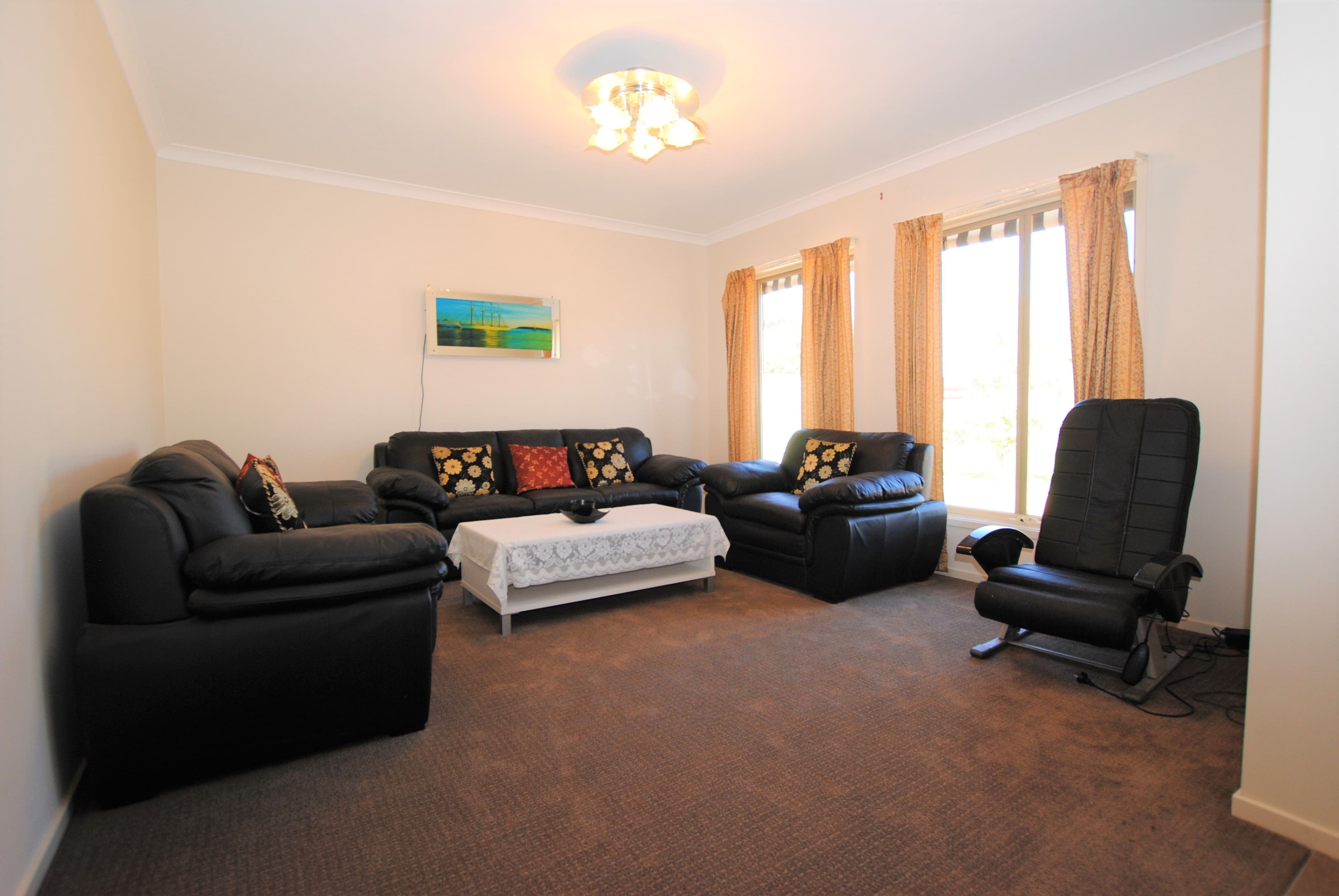 79 Clifton Boulevard, Griffith - Thumbnail 3