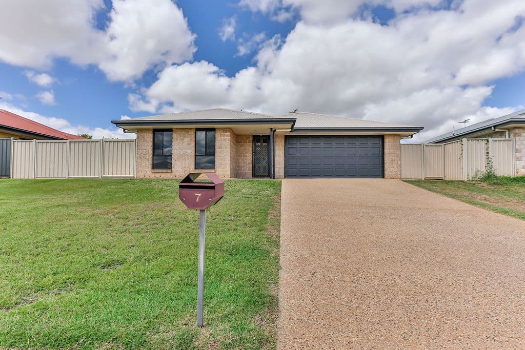 7 Berthun Street, Emerald QLD 4720, Emerald - Thumbnail 2