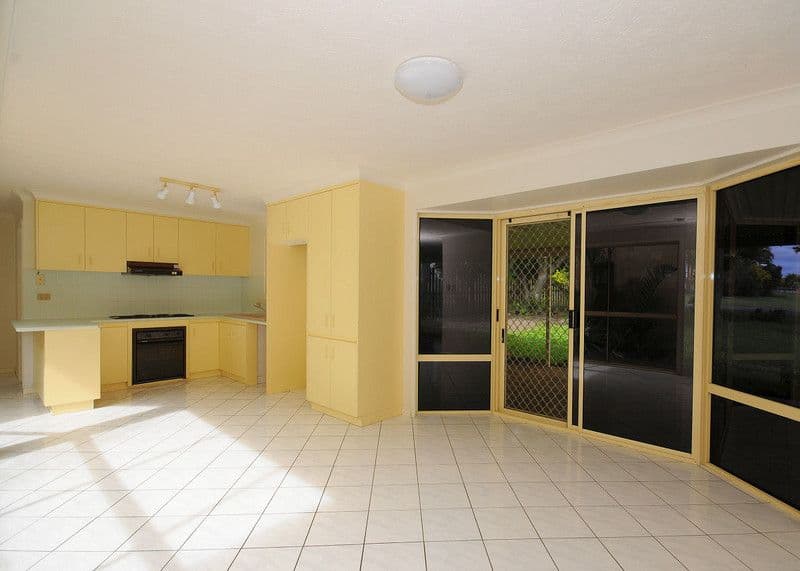 4 Cassia Avenue, SCARNESS QLD 4655, Scarness - Thumbnail 4