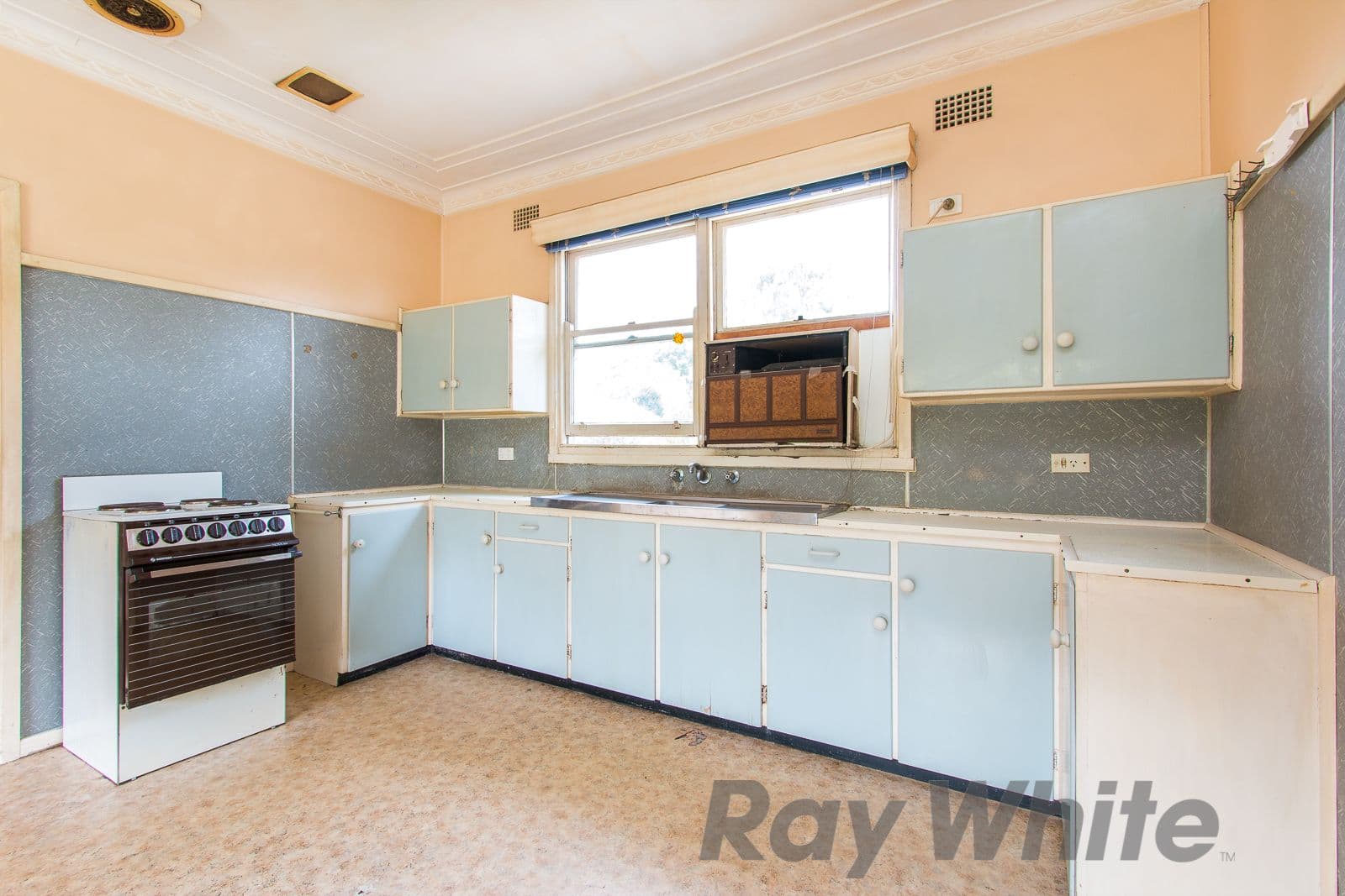 8 Dickinson Street, Charlestown - Thumbnail 2
