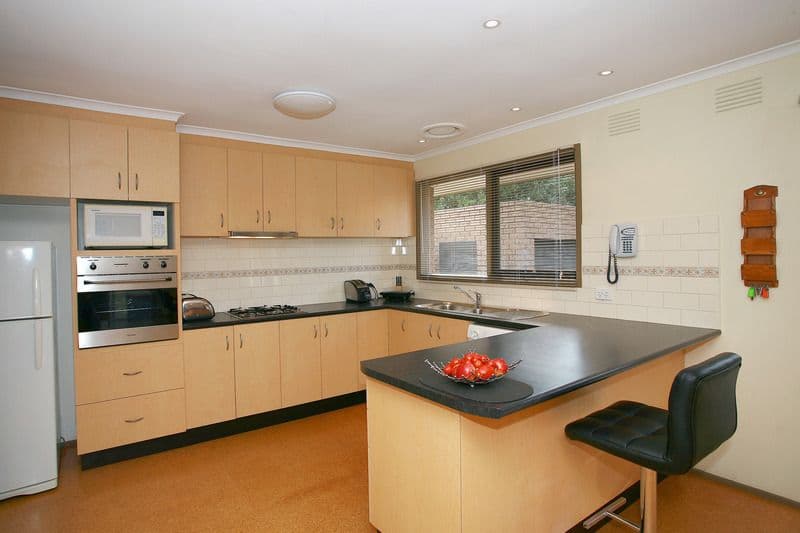 19 Ravenhill Crescent, ENDEAVOUR HILLS VIC 3802, Endeavour Hills - Thumbnail 2