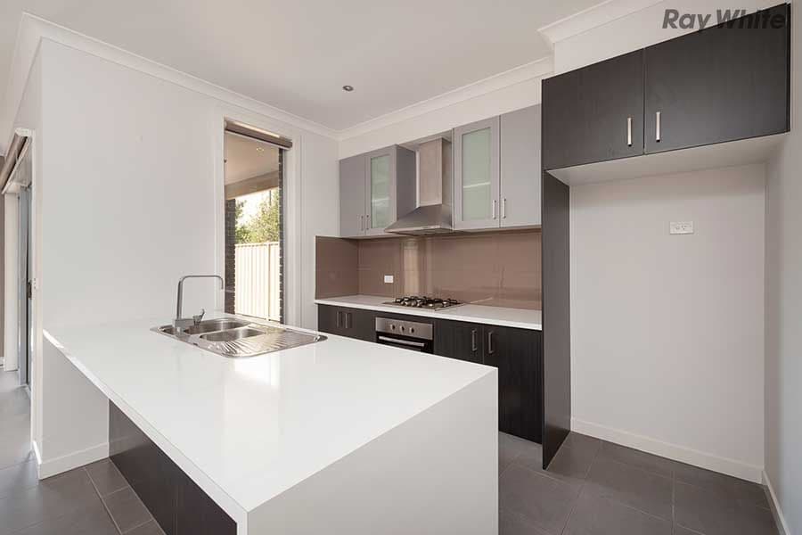 7 Murchison Place, Caroline Springs VIC 3023, Caroline Springs - Thumbnail 2