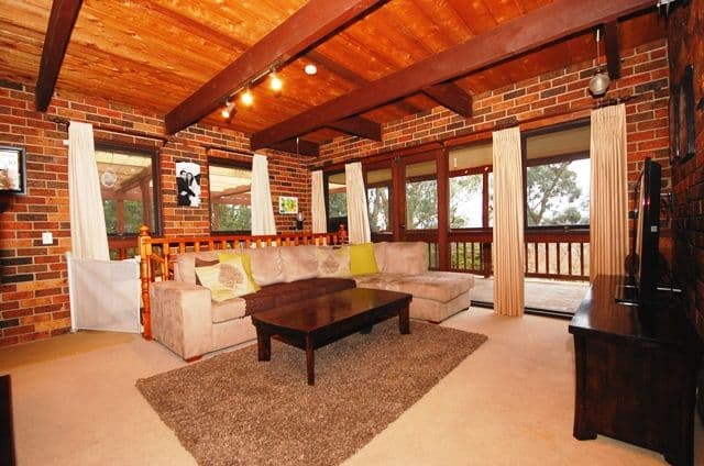 4 Johns Crescent, MOUNT EVELYN VIC 3796, Mount Evelyn - Thumbnail 2