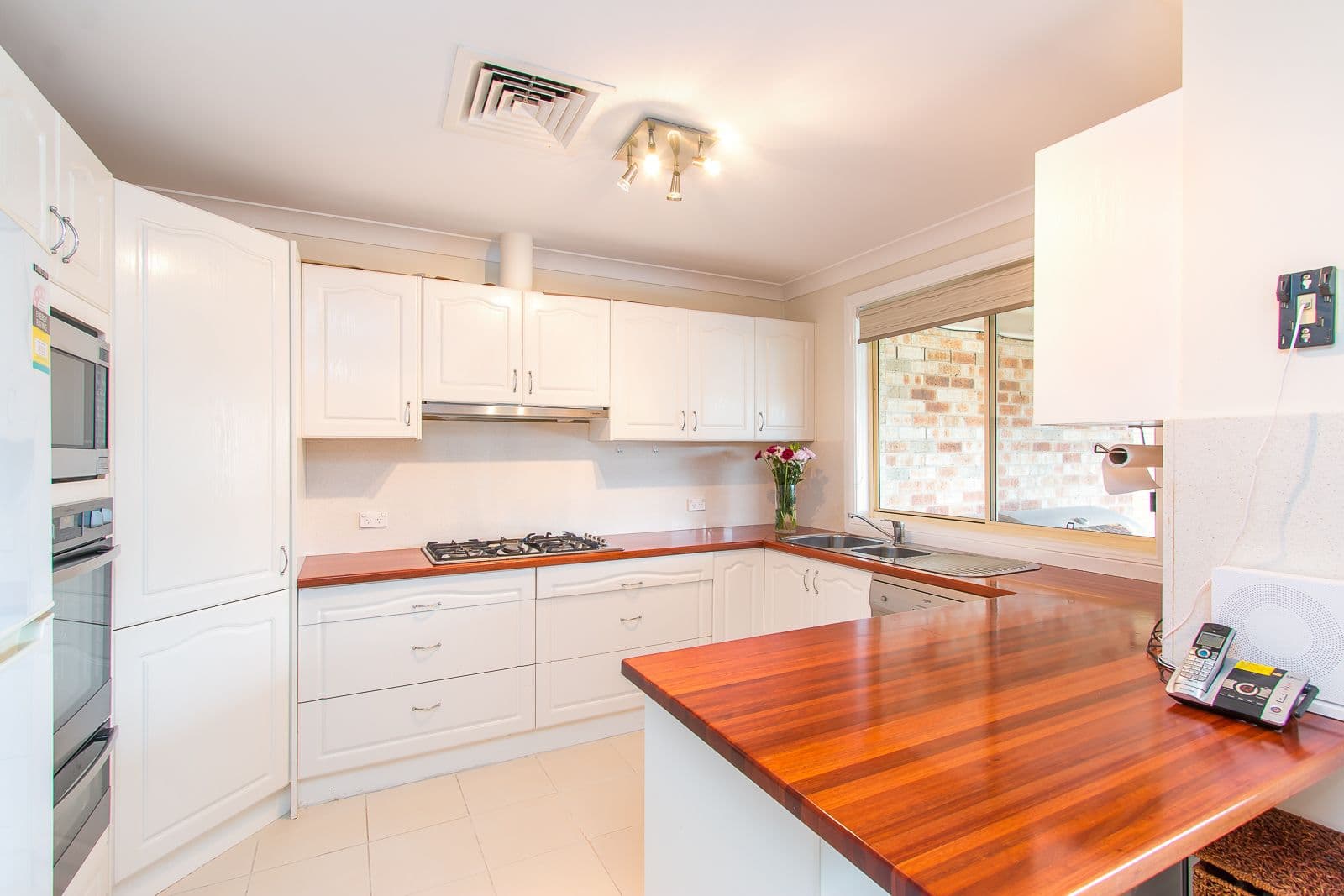 14 Bracken Close, Cameron Park - Image 1