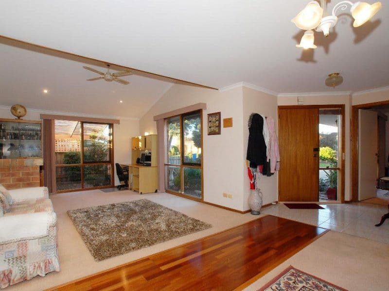 4 Bamboo Court, CRANBOURNE VIC 3977, Cranbourne North - Thumbnail 2