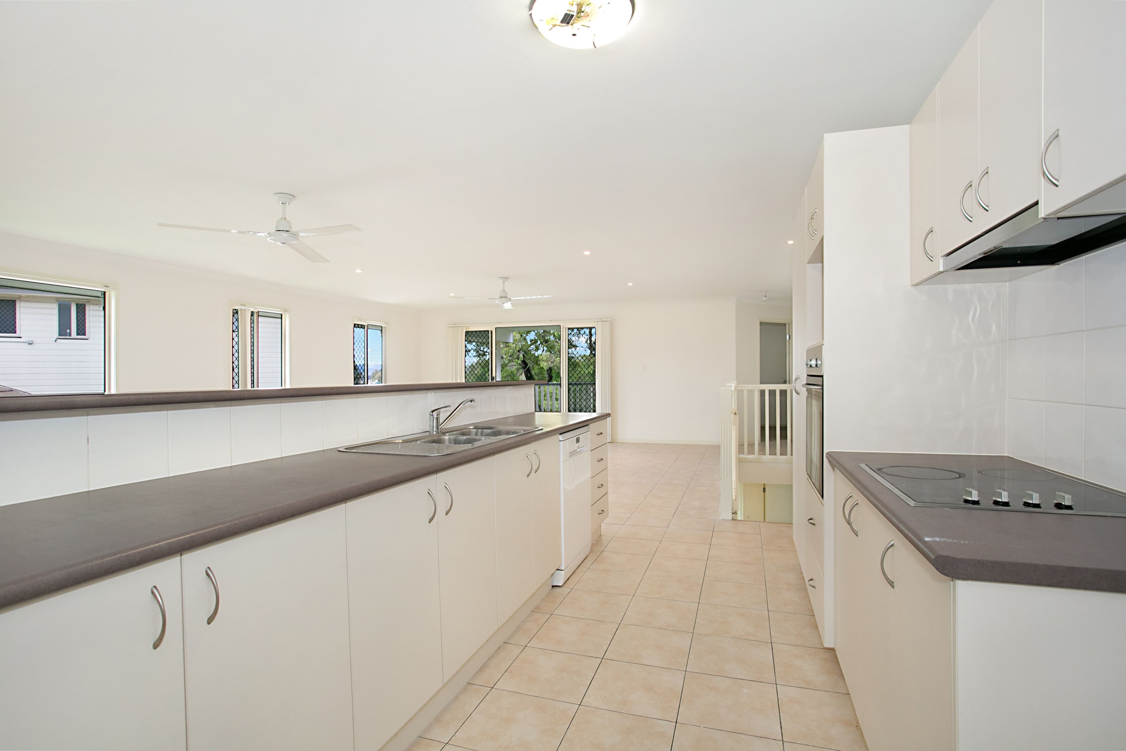 9 Tralee Court, Carrara QLD 4211, Carrara - Thumbnail 2