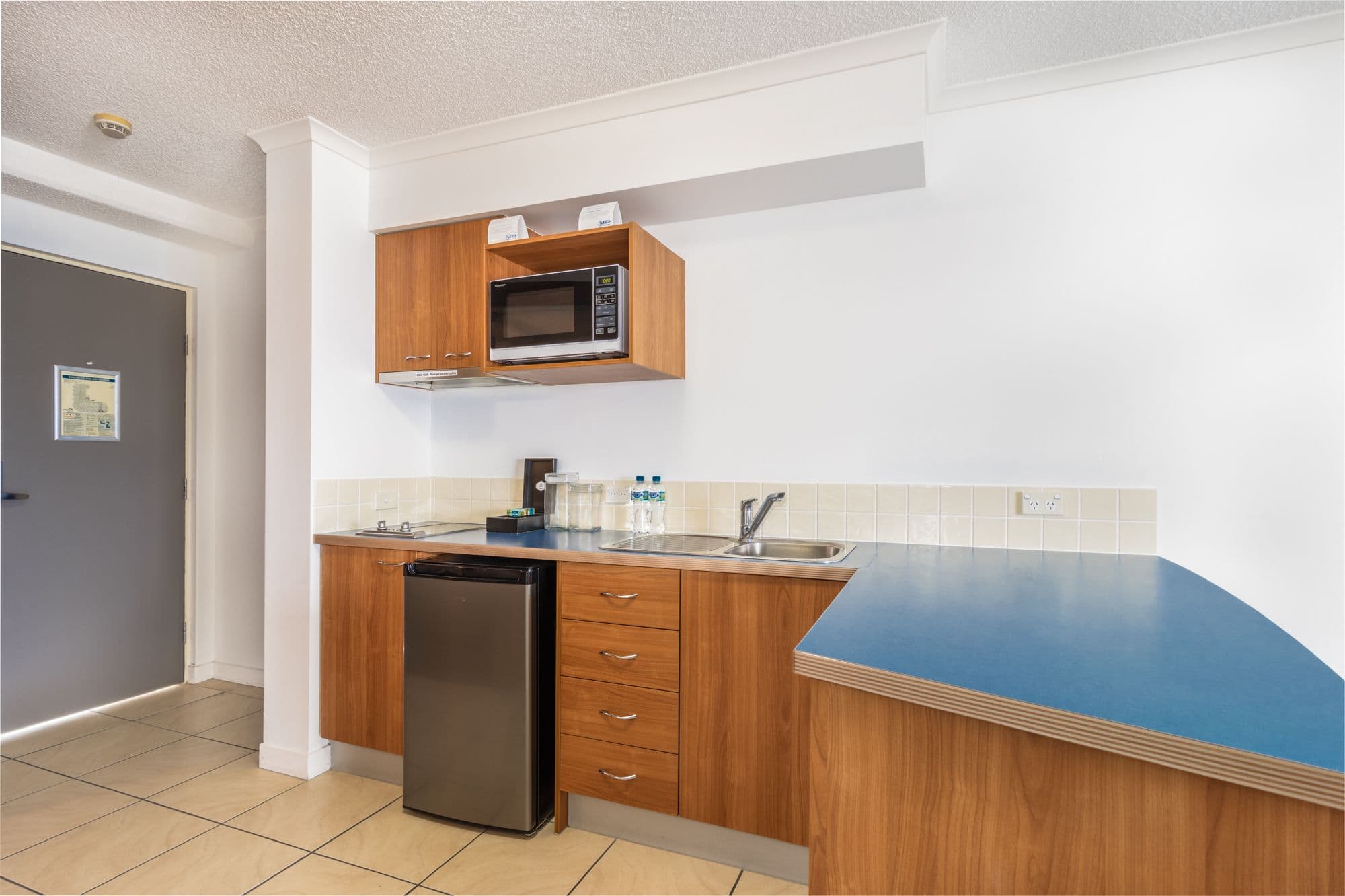 Unit 403 Mantra Resort, Buccaneer Drive, Urangan QLD 4655, Urangan - Thumbnail 3