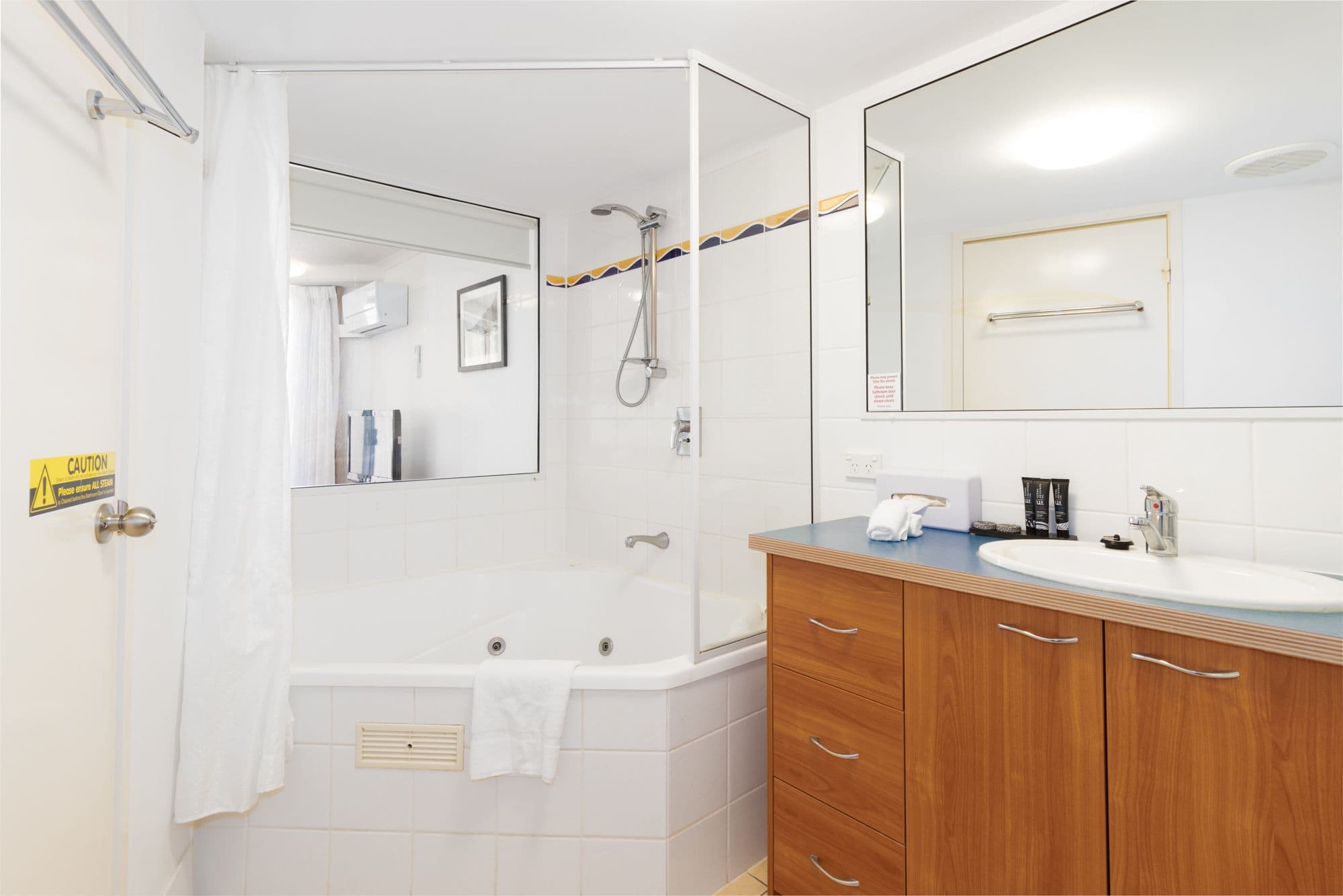 Unit 403 Mantra Resort, Buccaneer Drive, Urangan QLD 4655, Urangan - Thumbnail 5
