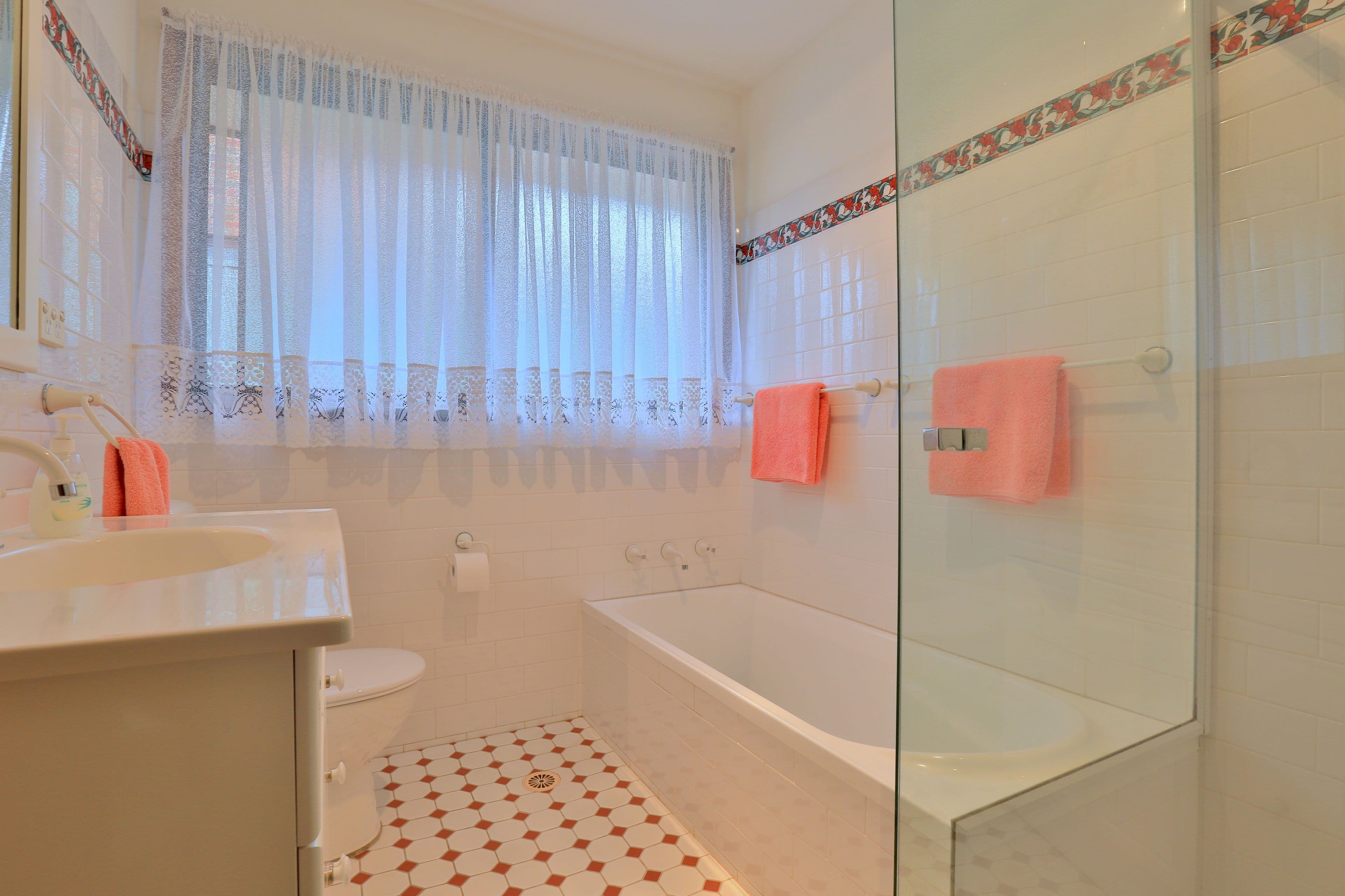 3 Garry Court, Georges Hall - Thumbnail 8