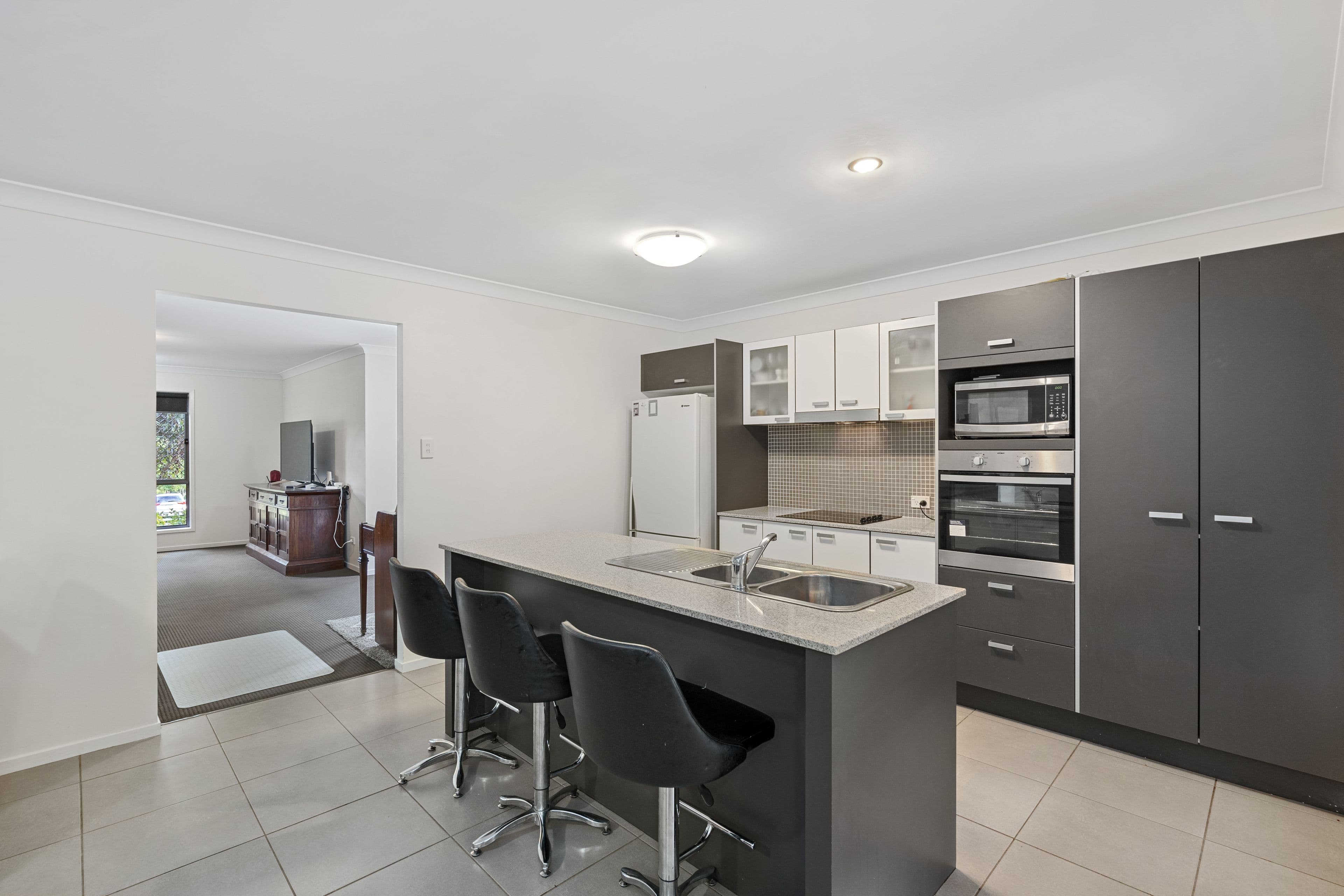 33 Shaw Place, Redland Bay QLD 4165, Redland Bay - Thumbnail 3