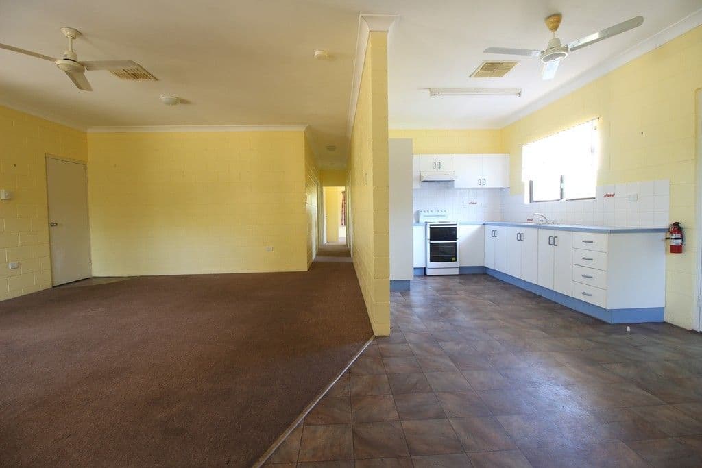 3 Roseanne Road, Emerald QLD 4720, Emerald - Thumbnail 2
