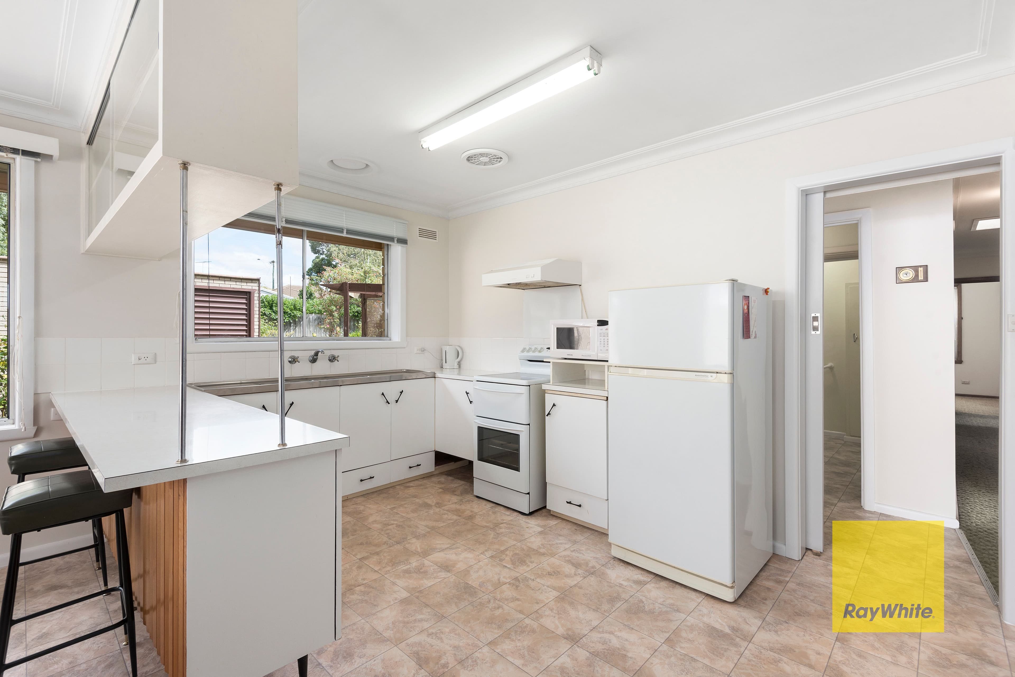 2E St Elmo Crescent, Highton VIC 3216, Highton - Thumbnail 5