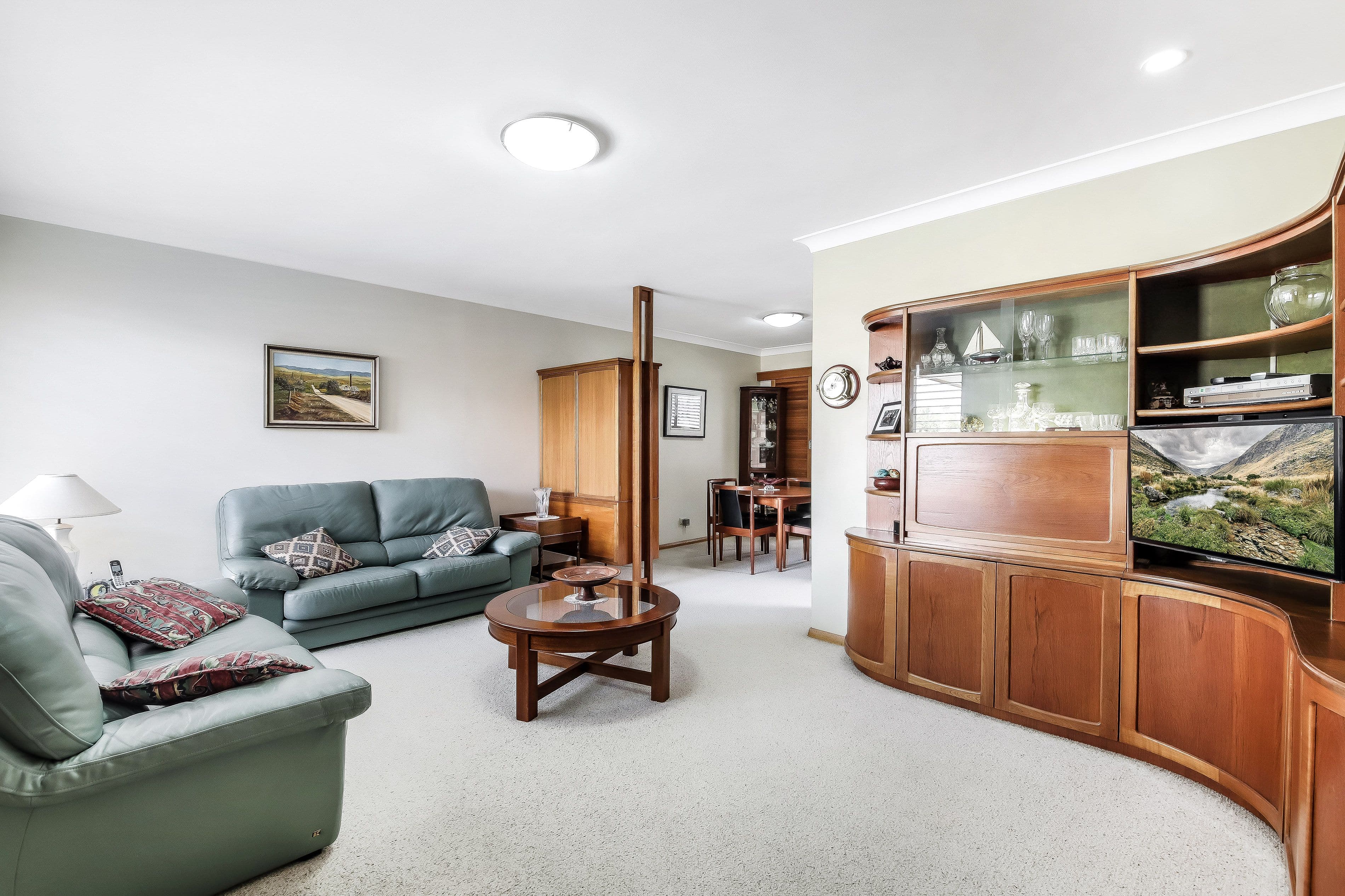 88 Caroline Crescent, Georges Hall - Thumbnail 2
