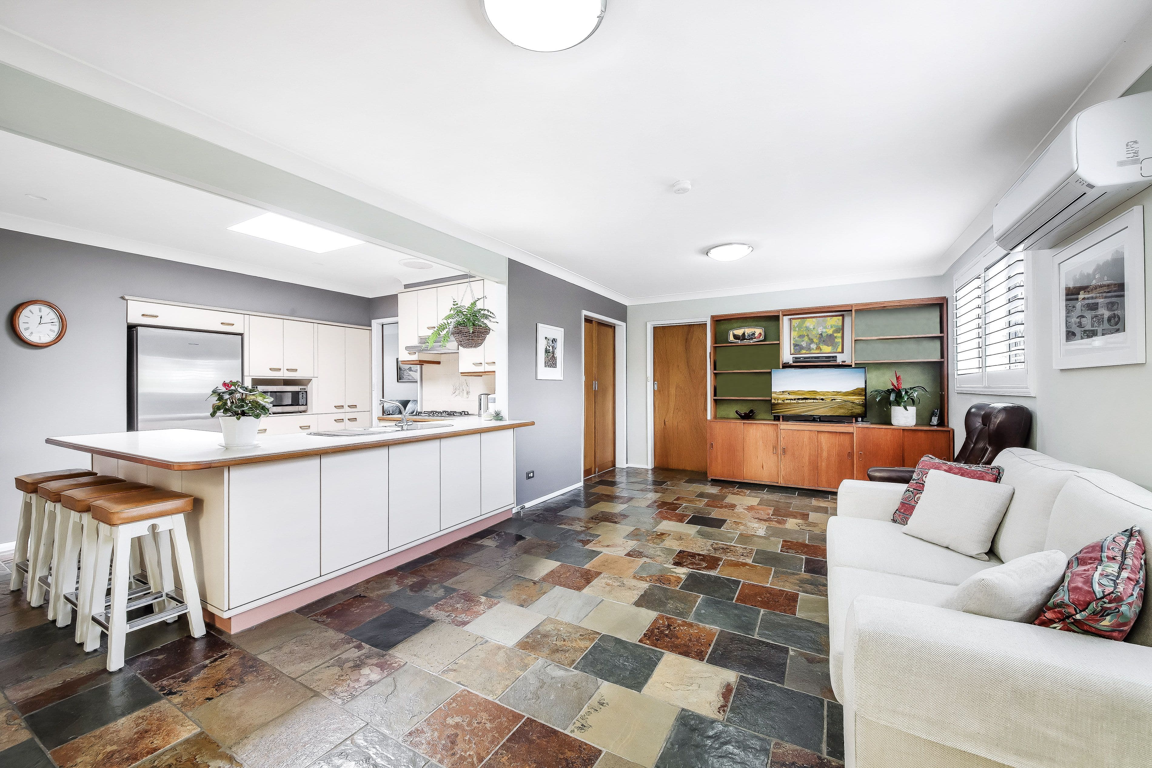 88 Caroline Crescent, Georges Hall - Thumbnail 3