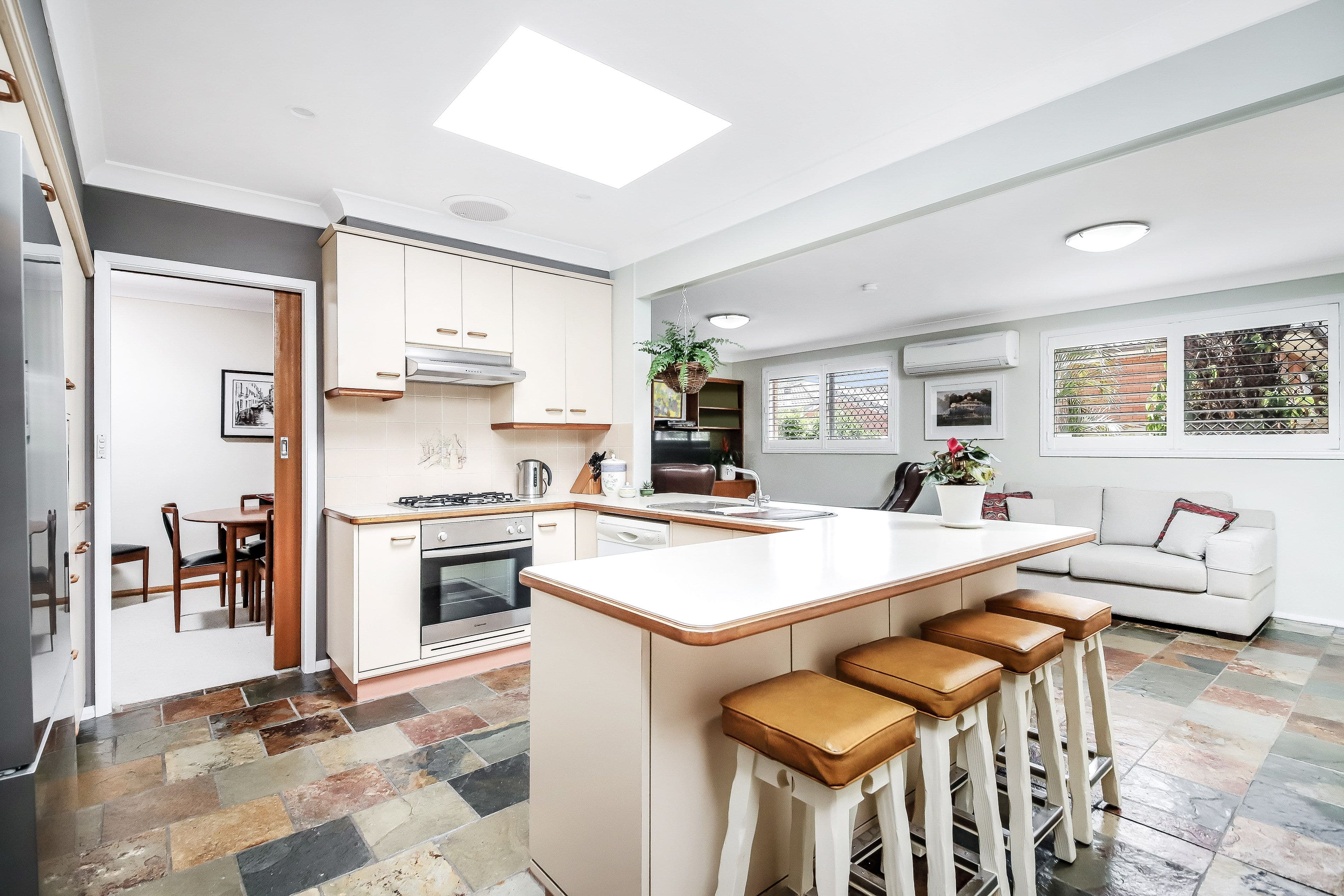88 Caroline Crescent, Georges Hall - Thumbnail 4