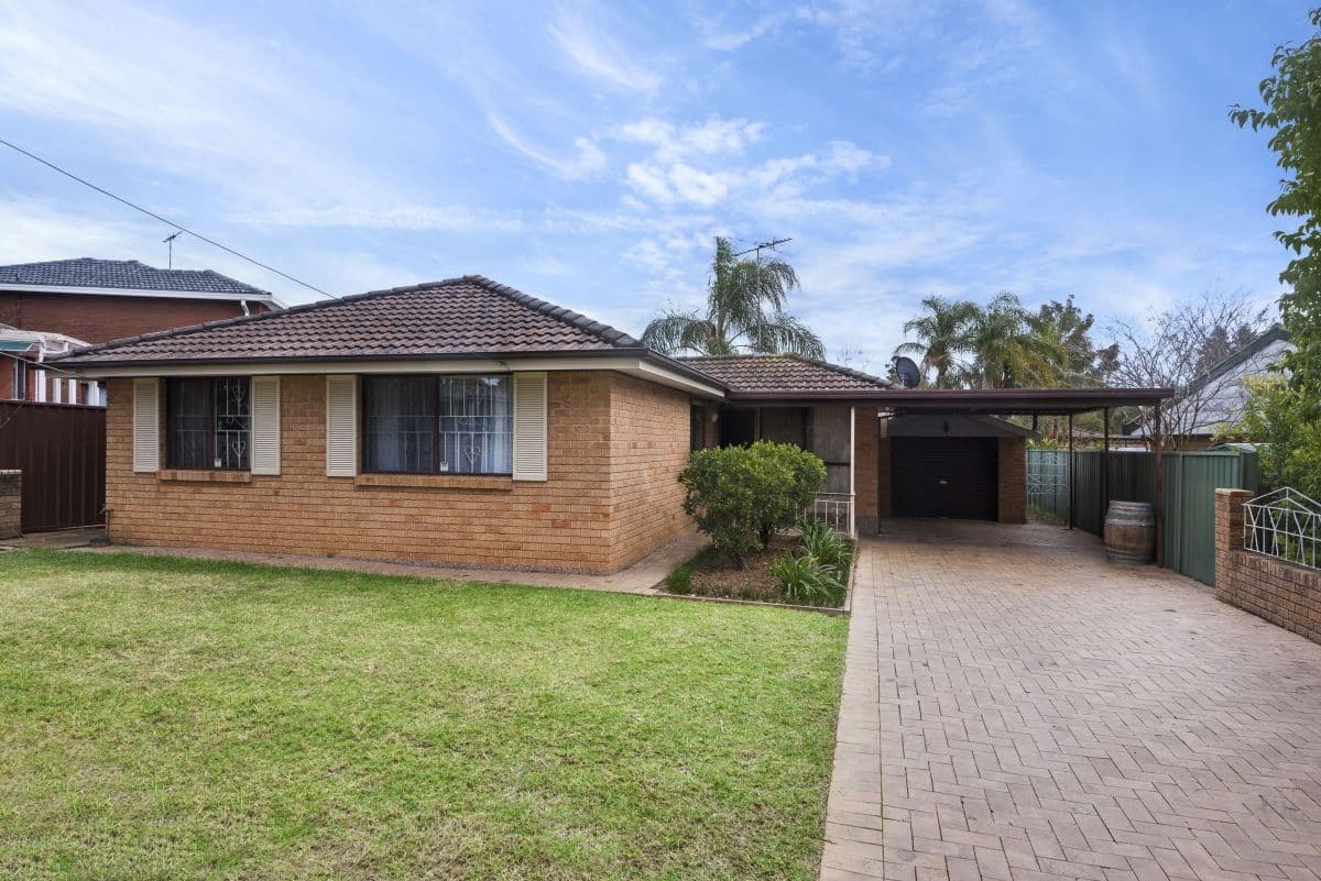16 Greenway Avenue, Shalvey - Thumbnail 2
