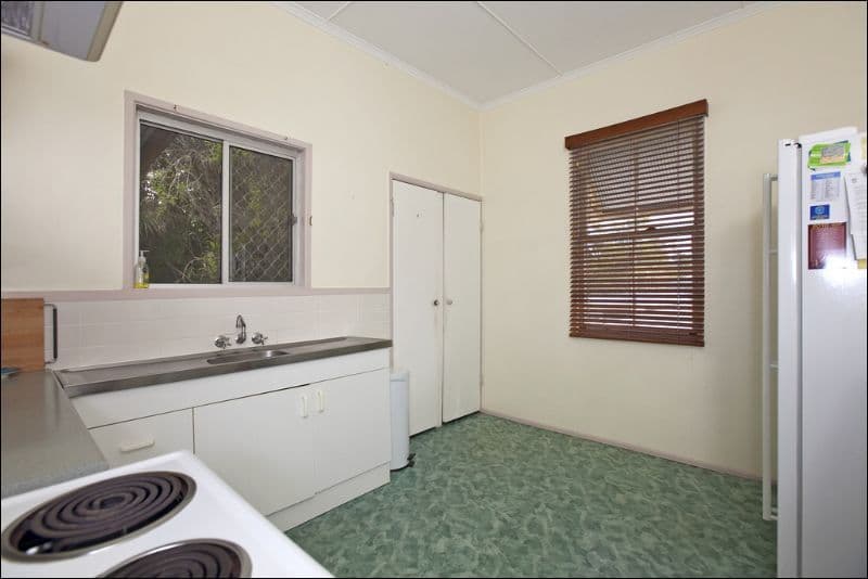 30 Madgwick Street, WYNNUM QLD 4178, Wynnum - Thumbnail 3