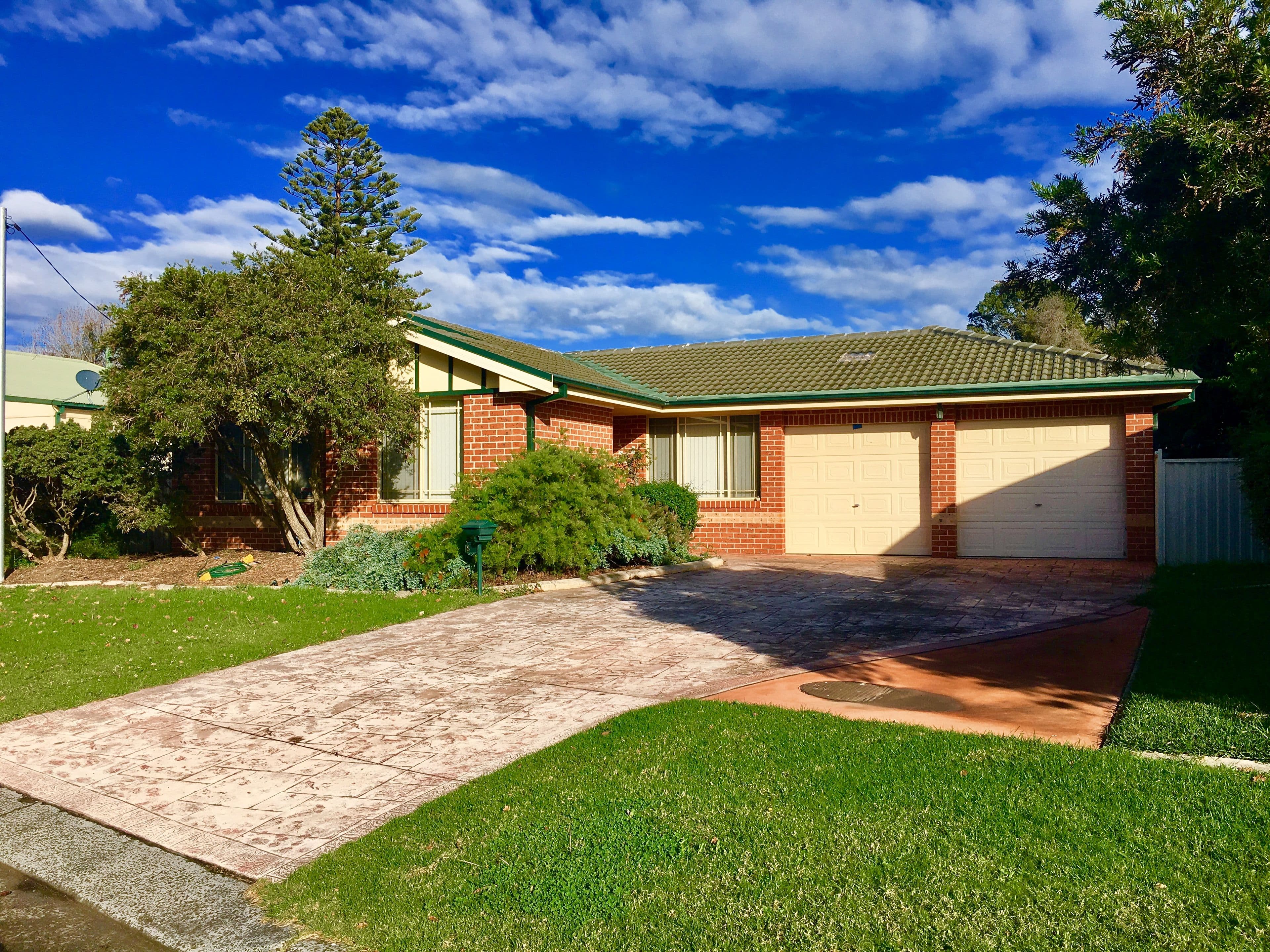 8 Leamington Road, Oak Flats - Image 1