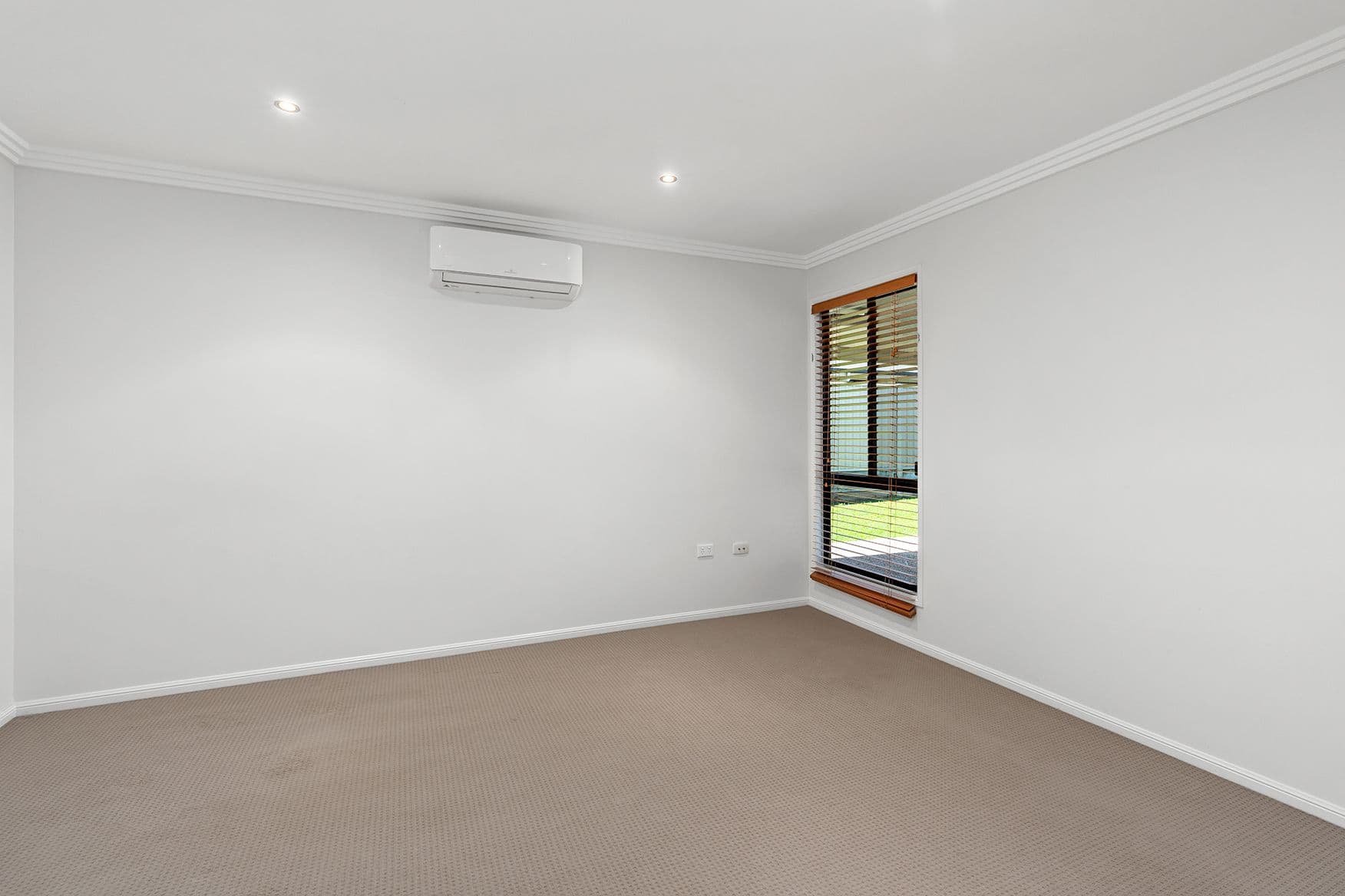 9 Lightening Street, Emerald QLD 4720, Emerald - Thumbnail 4