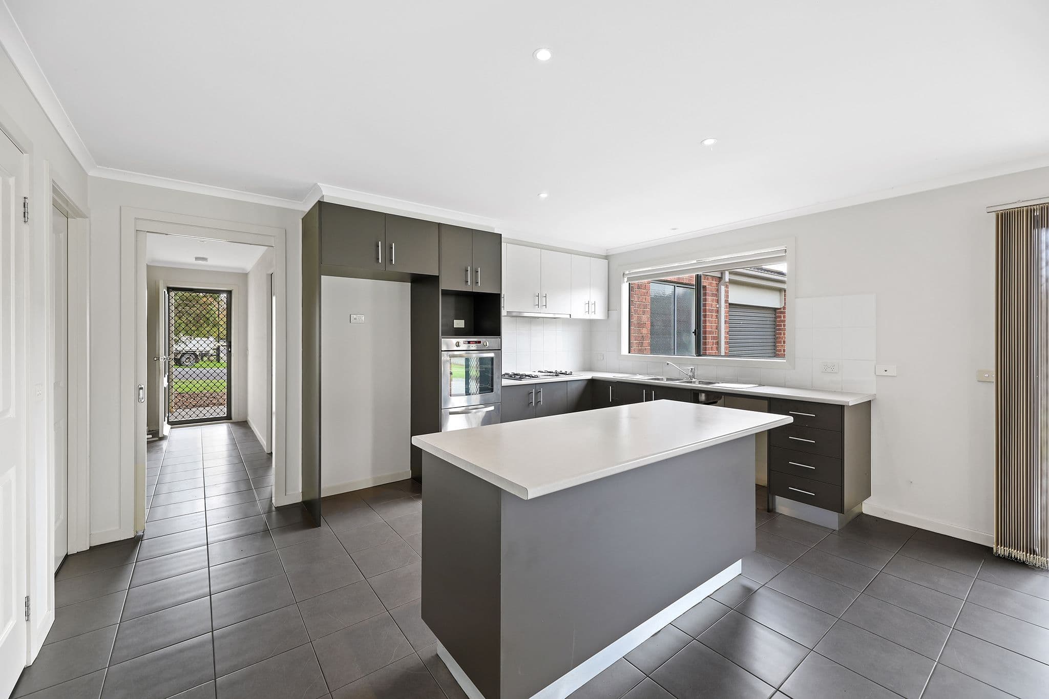 10 Rivendale Crescent, Drouin VIC 3818, Drouin - Thumbnail 2