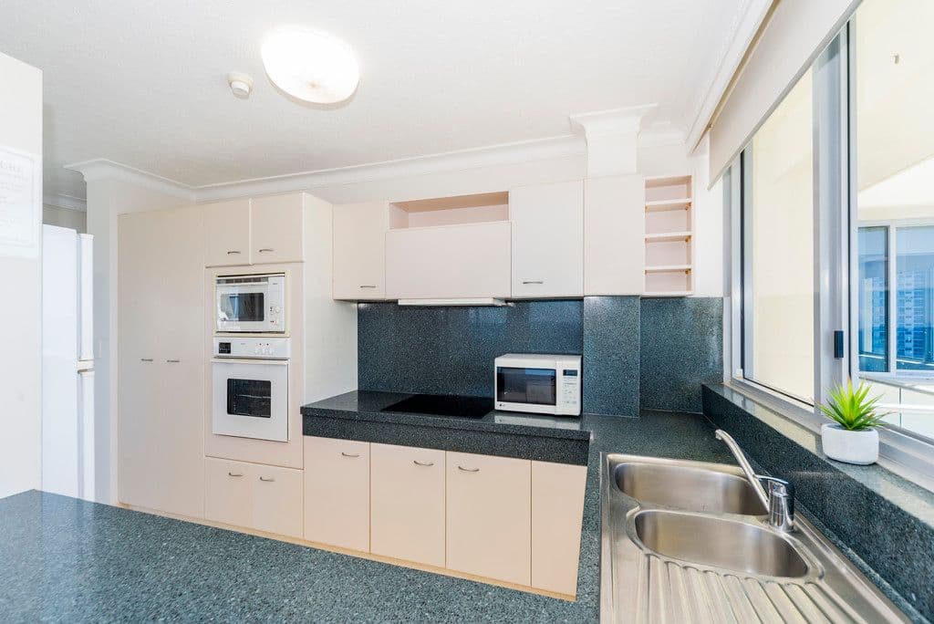 32 'Berkeley On The Beach' 25 Northcliffe Terrace, Surfers Paradise QLD 4217, Surfers Paradise - Thumbnail 6