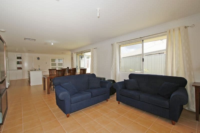 4 Yellowwood Avenue, PIARA WATERS WA 6112, Piara Waters - Thumbnail 2
