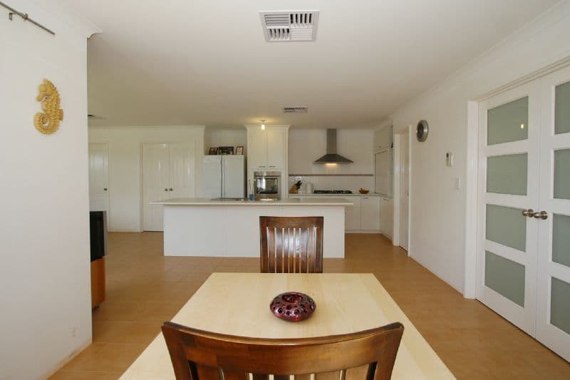 4 Yellowwood Avenue, PIARA WATERS WA 6112, Piara Waters - Thumbnail 3