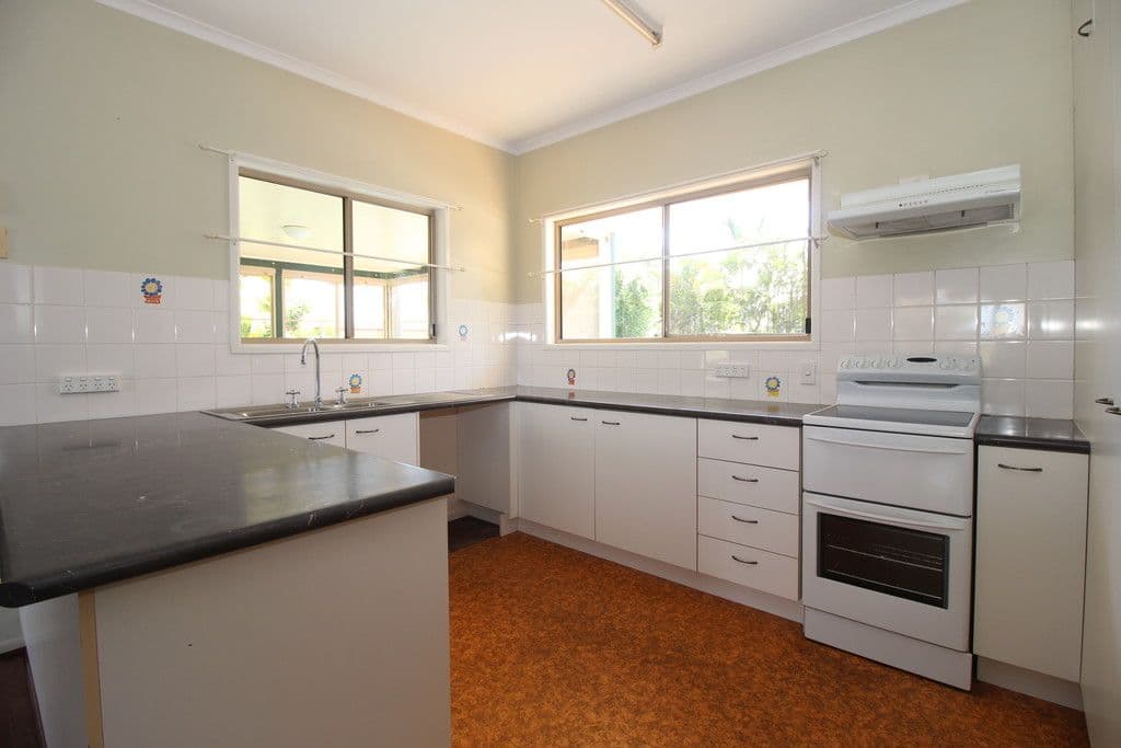11 Park Avenue, Emerald QLD 4720, Emerald - Thumbnail 6
